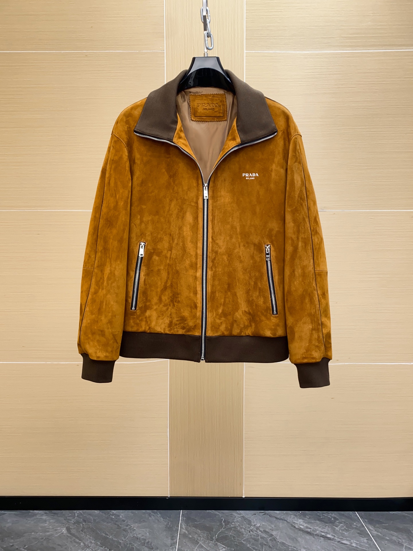 NO:676211,The new suede bomber jacket is available at PRADA 25 counter. It is made of high-quality imported suede sheepskin, retro khaki color + classic lapel, rib knitting on the cuffs and hem, and perfect details!  Brand logo printing on the chest, low-key yet high-end!  Size 48-56,,prada,prada,jackets & coats,sheepskin,chamois leather,Top Customize119860909PRADA 普拉达 25专柜上新麂皮飞行员夹克,甄选优质进口绒面羊皮,复古卡其色+经典翻领,袖口和下摆罗纹针织,细节满分！胸口品牌logo印花,低调又高级！尺码48-56,,prada,prada,jackets & coats,sheepskin,chamois leather,Top Customize1,Men's clothing