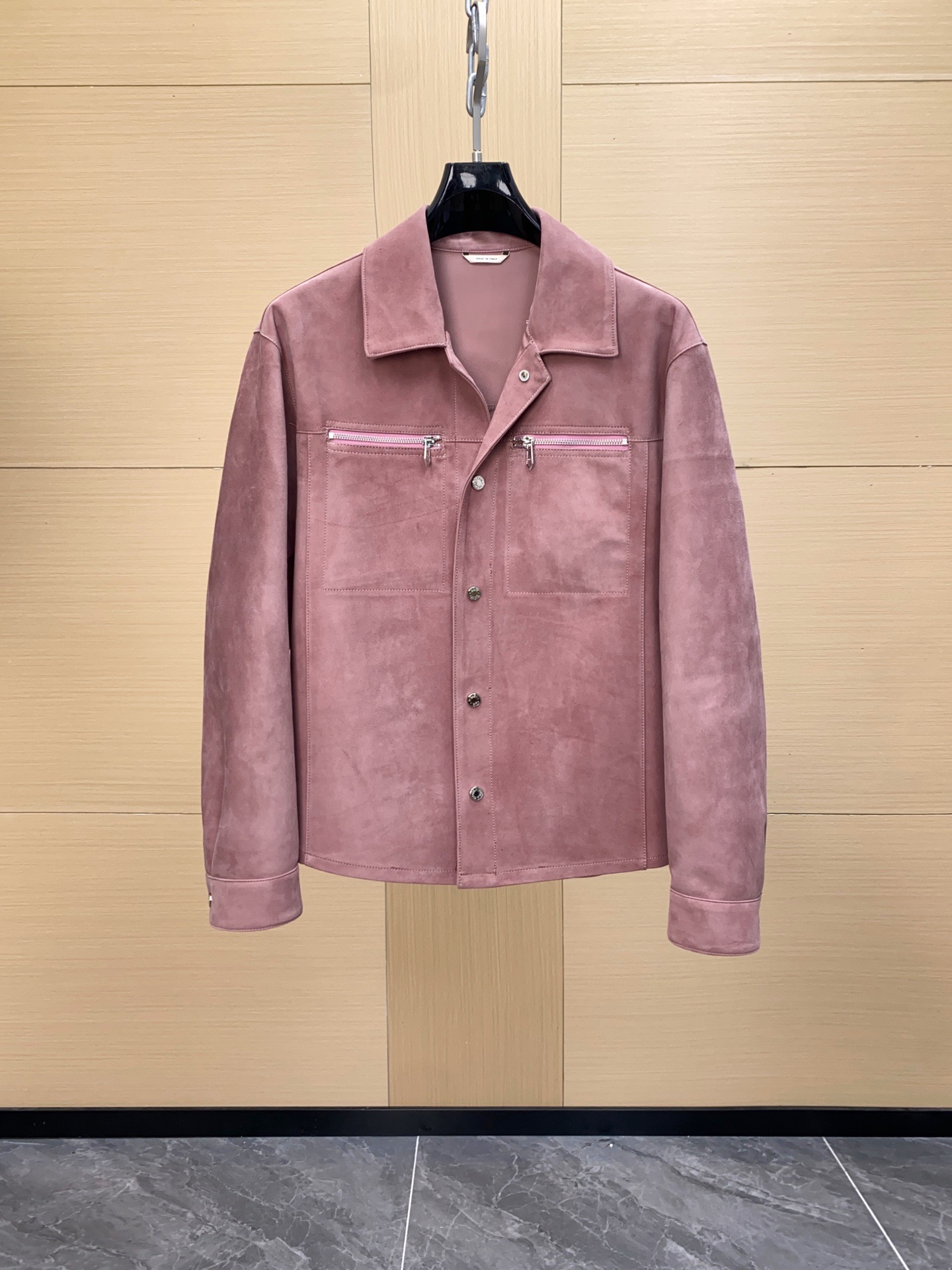 NO:676199,Hermes 2026 early spring new style Hermès men's suede sheepskin jacket, selected from high-quality imported South African mixed goat suede. It is designed with ultra-thin liningless fabric, soft and comfortable to the touch, and has perfect texture. The main color is pink with pink pocket zippers. It is simple and detailed, high-end material + exquisite craftsmanship, Hermes classic quality,,hermes,hermes,jackets & coats,sheepskin,Top Customize119860909Hermes 2026早春新款 爱马仕男士翻毛皮羊皮夹克,甄选优质进口南非混种山羊绒面皮 采用超轻薄无里布设计,手感柔软舒适,质感满分,粉色主色调搭配粉色口袋拉链,简约又有细节感,高端材质+精致工艺,爱马仕经典品质,,hermes,hermes,jackets & coats,sheepskin,Top Customize1,Men's clothing