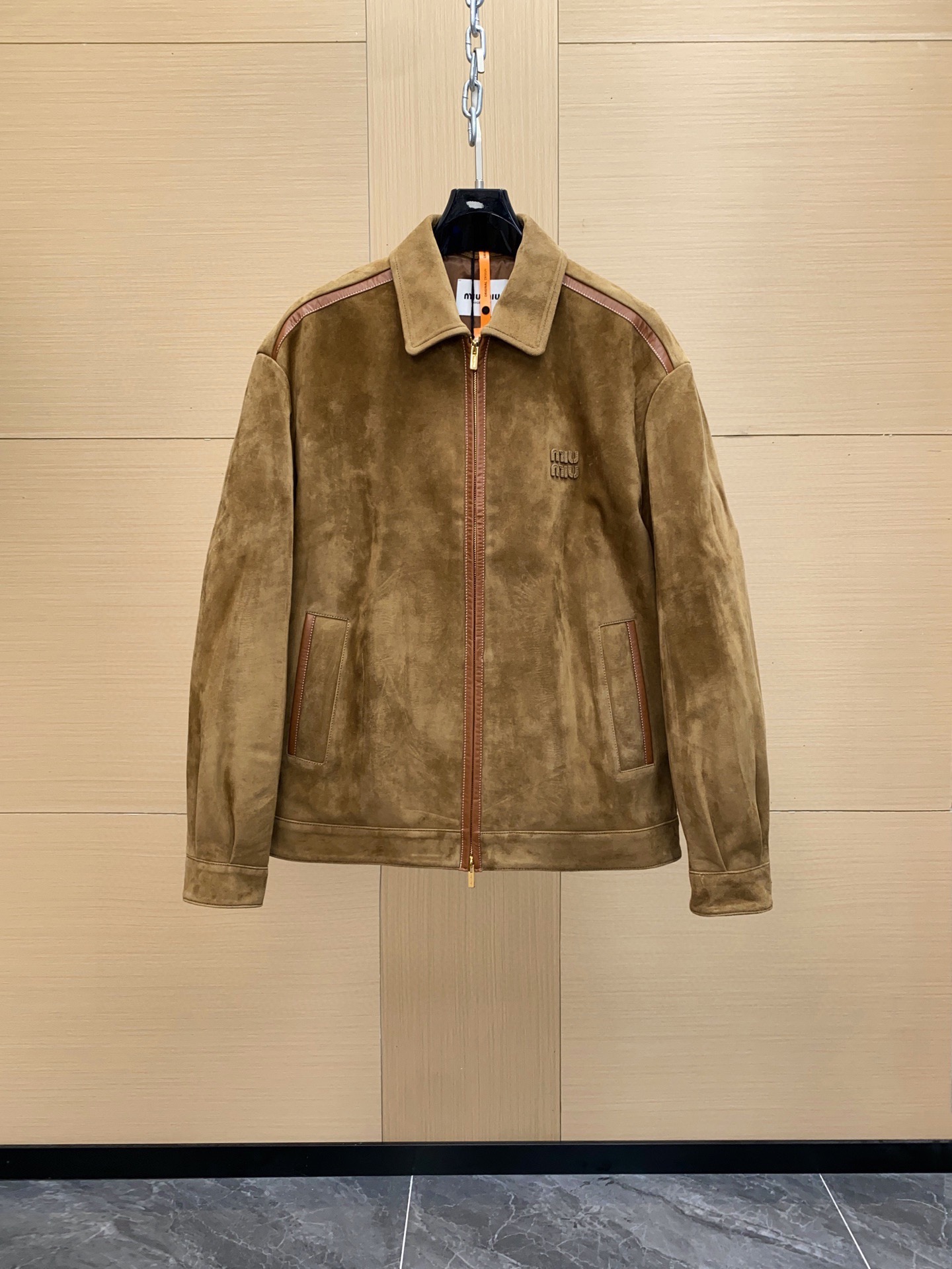 NO:676191,Ready for sale!  25 suede jackets of the same style as Liu Haocun｜A luxurious collision of lambskin + calfskin, the dyeing process is so cruel that 'if the color is wrong, it will be scrapped.' Our products are never made up of 'ordinary leather'. This new season's Miu Miu directly plays with the softness of lambskin and the crispness of calfskin!  The suede of the entire jacket is made of lambskin. The matte texture we made is a 'high-end velvet feeling' that imitation leather can never imitate; the spliced ​​topstitched edges and pocket trims are all calfskin, which has a slight texture, forming a 'soft and rusty' contrast with the suede of the lambskin. The body has the charm of a sweet girl, but also hides the edge of a cool girl. This caramel brown is not casually adjusted!  Professional colorists keep an eye on the scene, and if the color is wrong, it will be scrapped!  ——From the dye formula to the dyeing time, every step is stuck to the extreme. As long as there is a slight deviation between the color and the original product, the entire batch of leather will be incorrect and will be directly scrapped!  What this kind of 'hard work' brings is the jacket you get. The color is completely different from that of the counter. It has the unique warm luster of suede in the sun, and you can tell it is a 'serious luxury color' at a glance. The logo is all lambskin, and the curvature of each letter and the density of the stitches are in line with the original. It feels like leather, but a closer look shows the exquisite suede; the calfskin splicing parts have no errors in the open stitching.  , heavy-duty craftsmanship, the connection between the two leather materials is smooth and docile, no matter how you move it, there will be no 'cheap splicing wrinkles'. Put it on, and you will understand Miu's 'Sweet and Cool Leather Jacket Philosophy'  Liu Haocun's version of the same style has just the right balance between the 'laziness of oversize' and the 'sassyness of a leather jacket'. Whether it is worn with a short skirt for a 'lower-layered style' or with jeans for a 'retro biker feel', this one can bring out the sweet and cool genes on your body. The key is this leather, this custom dyeing, this splicing. After wearing it for three to five years, the texture will only get better and better - this is the confidence to 'buy one for N years' of a pinpin jacket!  Anyone who knows the industry knows that 'craftsmanship is king' in leather goods. From the leather to the dyeing to the splicing, every part of this product says 'I am the real grade'. Get it now and you will be the fashionista on the street who has the 'sweet, cool and luxurious' on your body!  ,,miumiu,versace,skirts,jeans,jackets & coats,jackets & coats,cowhide,sheepskin,chamois leather,Top Customize119860909现货发售！ 25款刘浩存同款绒面革夹克｜小羊皮+小牛皮的奢级碰撞,定染工艺狠到“色不对就报废” 我们做货从来不是“普通皮革”的将就 新一季谬谬这款直接把小羊皮的柔糯和小牛皮的挺括玩出了花！ 整件外套的绒面革是小羊皮做麂皮工艺,我们做的磨砂质感,是仿皮料永远模仿不来的“高级绒感”； 拼接的明线包边、口袋饰条全是小牛皮,自带微微的肌理感,和小羊皮的绒面形成“一柔一飒”的对比,穿上身既有甜妹的娇俏,又藏着酷姐的锋芒. 这焦糖棕可不是随便调的！专业调色师盯场,色不对就报废！——从染料配方到染色时长,每一步都卡到极致,只要颜色和正品有一丝偏差,整批皮料就不对版 ,造成直接报废！这种“狠活”带来的就是你拿到手的夹克,颜色和专柜0差,在阳光下泛着绒面革特有的温润光泽,一眼就知道是“正经奢品色”. 徽标都是小羊皮,每一个字母的弧度、针脚的密度都和正品对标 ,摸上去是皮革的质感,细看是绒面的精致； 小牛皮拼接的部位,明线没有误差 ,重工工艺,两种皮料的衔接处平整服帖,穿上身不管怎么动,都不会有“廉价拼接的褶皱感”. 穿上它,你就懂Miu的“甜酷皮夹克哲学” 刘浩存同款的版型,把“oversize的慵懒”和“皮夹克的飒气”平衡得刚刚好.不管是配短裙走“下衣失踪风”,还是搭牛仔裤玩“复古机车感”,这一件就能把甜酷基因穿在身上.关键是这皮料、这定染、这拼接,穿个三五年,质感只会越养越高级——这才是奢品夹克“买一件管N年”的底气！ 懂行的都知道,皮件从来是“工艺为王”,这款从皮料到定染再到拼接,每一处都在说“我是真品级 ” 现在入手,你就是街上把“甜酷奢感”焊在身上的时髦精！,,miumiu,versace,skirts,jeans,jackets & coats,jackets & coats,cowhide,sheepskin,chamois leather,Top Customize1,Men's clothing