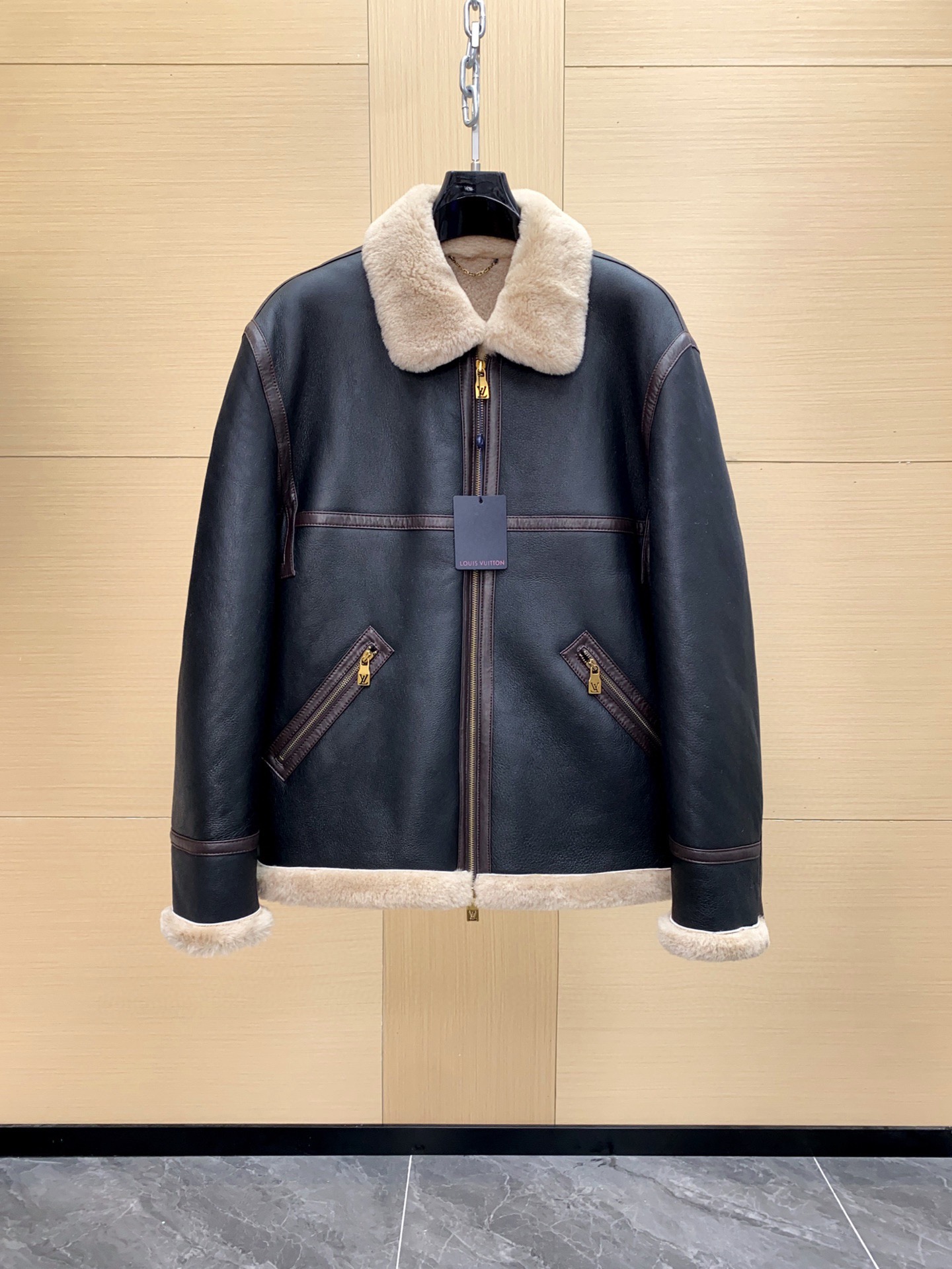 NO:676197,Ready for sale!  LV 25 lambskin fur all-in-one jacket This bombardier jacket is made of soft shearling leather, with studs emblazoned on the back depicting the LV Lovers logo from the spring and summer show. The soft warm sheep wool lining and collar create a classic menswear silhouette, while the marbled suede outer layer presents a delicate texture. Contrast leather straps add a neat touch. Standard fit LV Lovers logo studs on the back Sizes 48-56, Louis  vuitton,versace,jackets & coats,jackets & coats,Top Customize119860909现货发售！LV 25羊羔毛皮毛一体外套夹克 本款 Bombardier 夹克取材舒软羊毛皮革,令后部饰钉描绘 春夏秀场的LV Lovers 标识.柔暖绵羊毛内衬和衣领塑造经典男装廓形,大理石纹绒面外层呈现细腻肌理.撞色皮革饰带再添利落笔触. 标准版型 后部LV Lovers 标识点缀饰钉 尺码48-56,,louis vuitton,versace,jackets & coats,jackets & coats,Top Customize1,Men's clothing