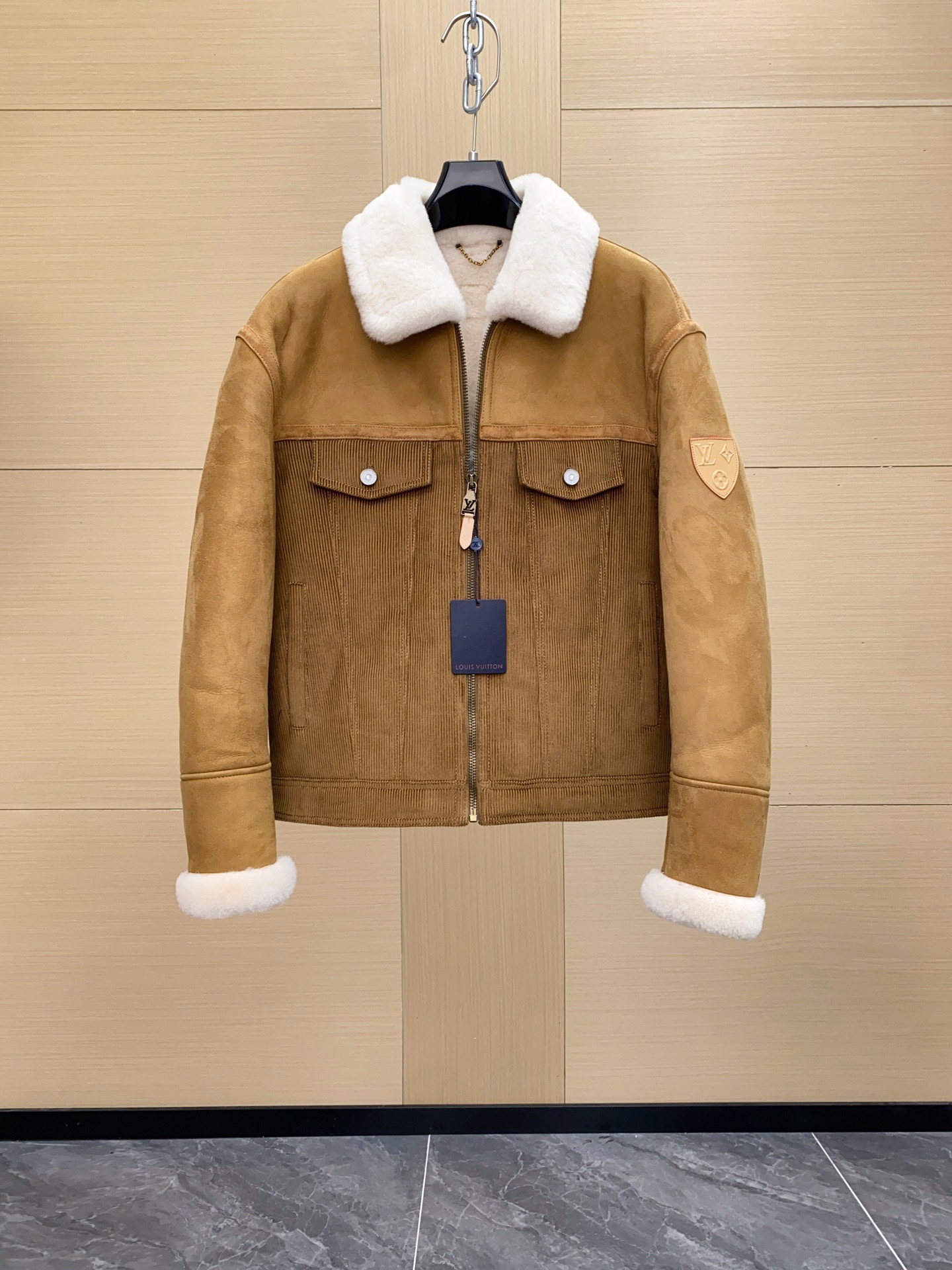 NO:676202,Ready for sale!  1V 2025 Autumn and Winter Ski Series｜Men’s pilot fur one-piece down jacket. Corduroy texture fabric + white lambswool lapels, the sleeves are made of Turkish imported fur, embroidered shield logo on the back of the cuffs, zipper fly details!  The C position at the counter is on sale!  Size 48-56,,jackets & coats,down jacket,Top Customize119860909现货发售！1V 2025秋冬滑雪系列｜Men‘s 飞行员皮毛一体拼接羽绒夹克.灯芯绒质感面料+白色羊羔毛翻领,袖子大身采用土耳其进口皮毛一体,袖口后背配刺绣盾牌徽标,拉链门襟 细节！专柜同步C位在售！尺码48-56,,jackets & coats,down jacket,Top Customize1,Men's clothing