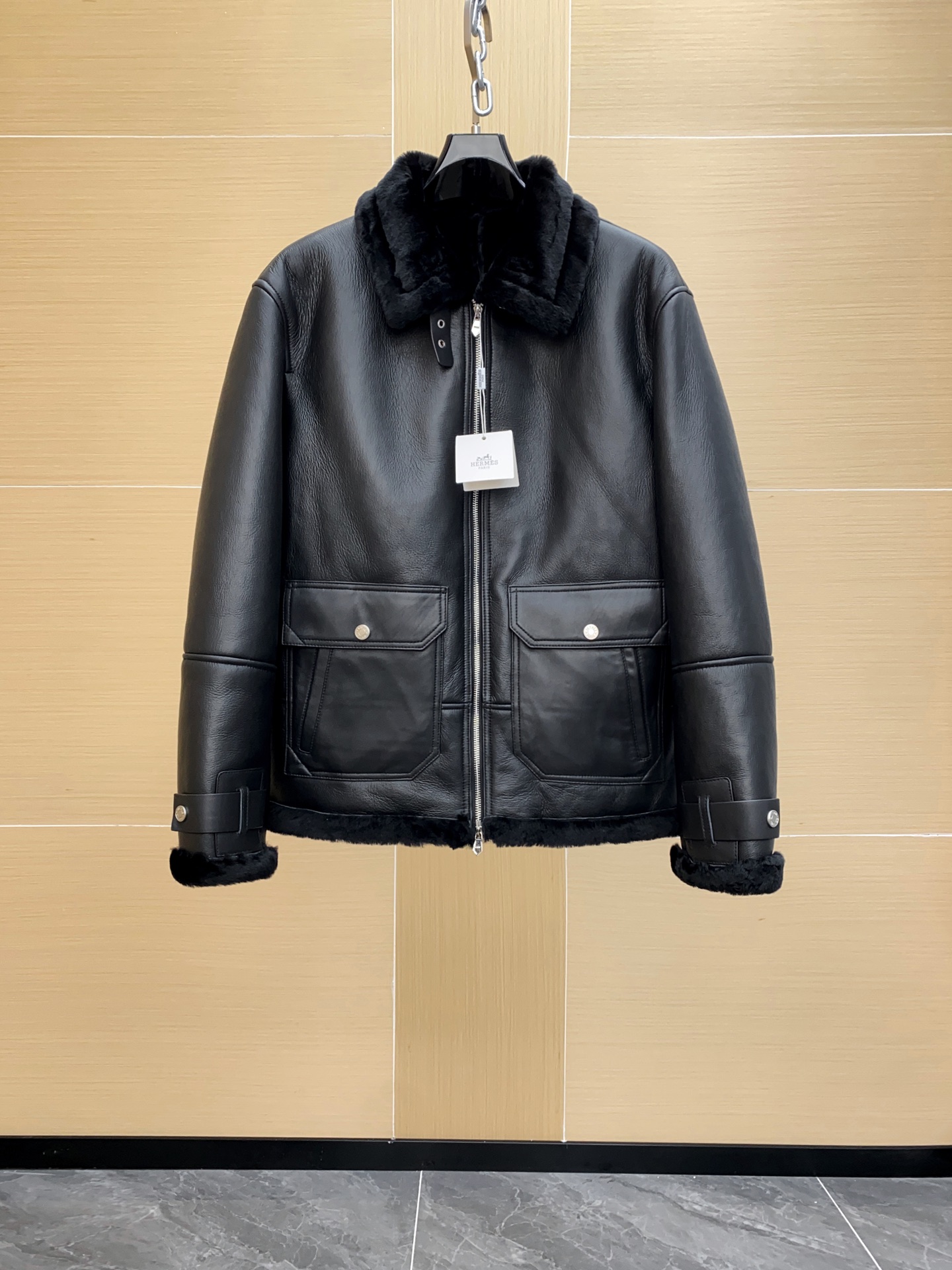 NO:676298,Hermès new fur-in-one; original ecological leather body fabric; imported fur-in-one!  Made of imported original ecological leather!  The quality of the leather is quite high. You can study it when you receive it. The whole piece is worthy of appreciation in all aspects of fabric, leather, wiring and craftsmanship. It has a low-key and emphasized attitude. This fur exudes the charming charm of retro. The novel and soft subtle color difference pattern presents a unique feature. Hem, imported thread decoration on hood collar, size 48-56, hermes, hats, Top Customize19860909爱马仕 新品皮毛一体；原生态皮面衣身面料；进口皮毛一体！采用进口原生态皮料！皮料品质相当高级 收到货可以研究一下,整件从面料、皮质、走线 工艺方方面面都可以值得品味 低调有强调的态度出来了. 这款皮毛一体流露复古的迷人魅力.新颖而柔和的微妙色差图案呈现别具一格的特色.下摆 帽领进口螺纹装饰 尺码48-56,,hermes,hats,Top Customize1,Men's clothing