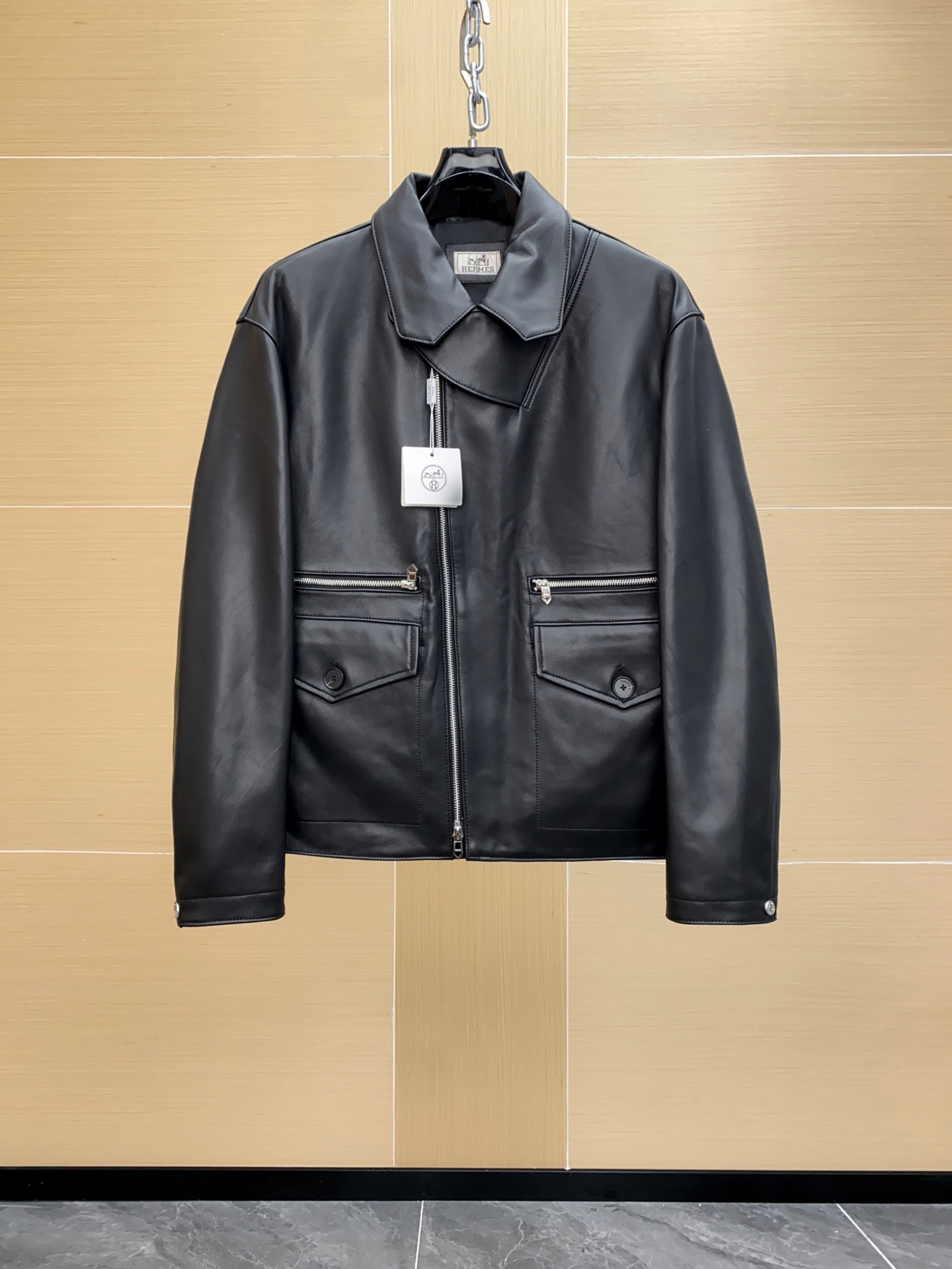 NO:676280,Hermès H Family 2025 Hunting Jacket imported lambskin high-end hardware accessories, a high-end product that makes people feel luxurious and domineering at a glance. H’s classic lapel jacket design is also the most classic jacket item of the H family. The short body-shaping version design has just the right upper body effect. The overall brand sense is particularly strong. Plus, it is made of super-delicate luxury lambskin. The sense of specification is clear at a glance. It definitely makes people feel luxurious and domineering. It is of extremely high grade!  !  The lining of this model is made of silk blend. It can be said that specifications and luxury are built into every detail. This is the true sense of ultra-luxury enjoyment. Feel the unique charm brought by H.19860909爱马仕 H家2025猎装 进口小羊皮高端五金辅料,一眼就让人感到奢华霸气的高端产物,H经典的翻领夹克版型设计,这也H家族最为经典的夹克单品,短款塑身的版型设计,上身效果恰到好处,整体的品牌感特别强烈,加上超级细腻的奢华小羊皮打造,规格感一目了然,绝对让人感觉到奢华以及霸气,档次极高！！ 此款的内里更是采用丝绸混纺,可以说将规格跟奢华感打造到了每一处的细节之上,这才上真正意义的超奢之享受,感受H所带来的独特魅力享受.尺码48-56,,hermes,jackets & coats,sheepskin,Top Customize1,Men's clothing