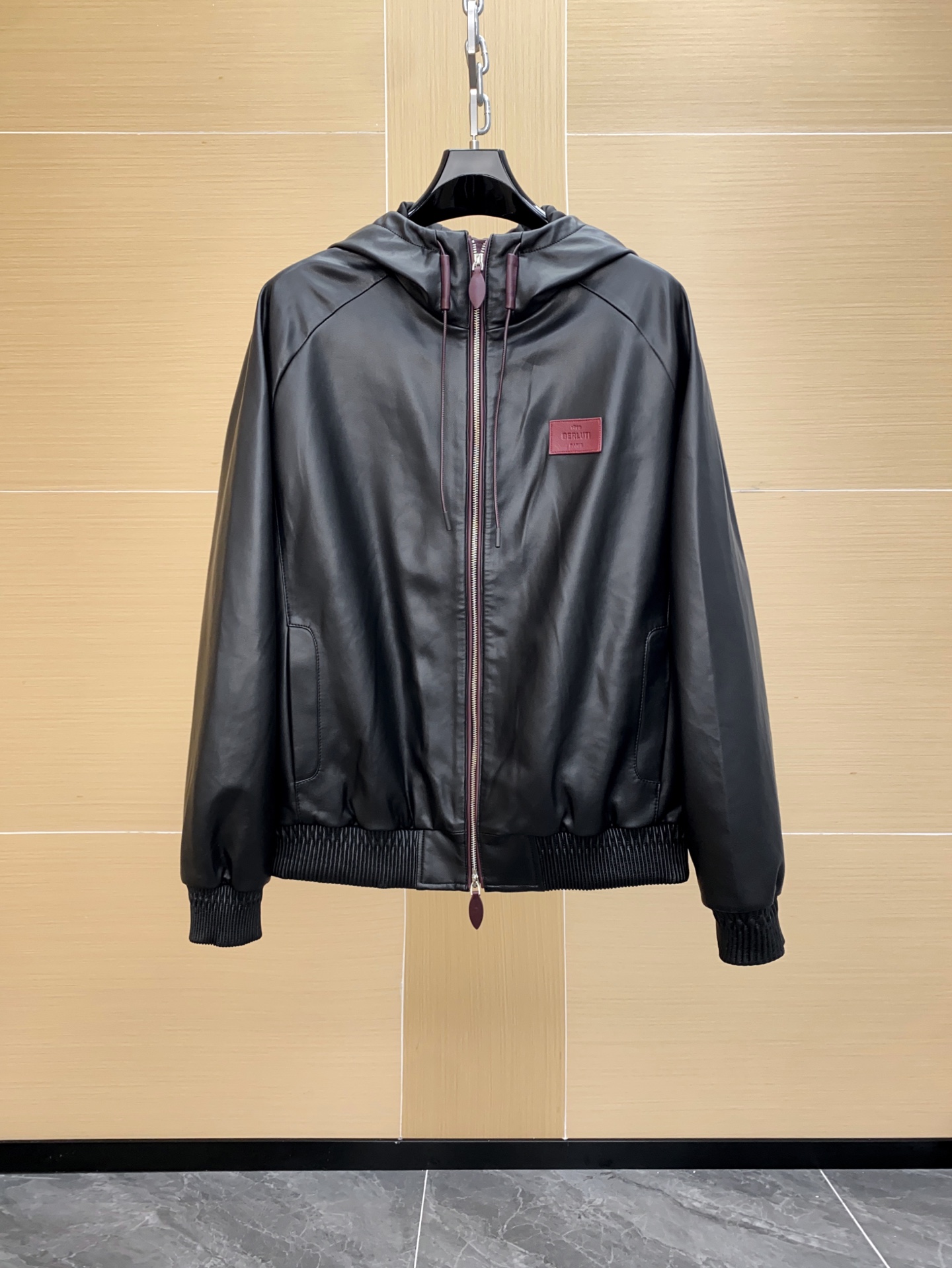 NO:676282,Berluti luxury B-Way Fly jacket is made of lambskin, and the same level of genuine products in large quantities sells for nearly 60,000. It is absolutely worth it for everyone. Casual wear is like a walking hormone fashion. Leather jackets are worn casually, exuding masculine hormones, elegant and calm charm and youthful vitality. Sheepskin hooded sports jacket has an ultra-thin design, soft and light texture, comfortable and close-fitting. The classic version will never go out of style. Versatile styles,,jackets &  coats,jackets & coats,leather jacket,sheepskin,hats,Top Customize119860909Berluti 奢侈品 B-Way Fly外套 材质小羊皮, 大货同等级正品在售近6万的价值. 大家这个价格拿到手绝对绝对值, 随性穿搭犹如行走的荷尔蒙时尚 皮衣随性穿搭,散发着男性阳刚的荷尔蒙,优雅沉稳的魅力且年轻活力的气息 羊皮连帽运动夹克 超薄身的设计,质地柔软轻盈,穿着感舒适贴身.版型经典永不过时.百搭款型,,jackets & coats,jackets & coats,leather jacket,sheepskin,hats,Top Customize1,Men's clothing