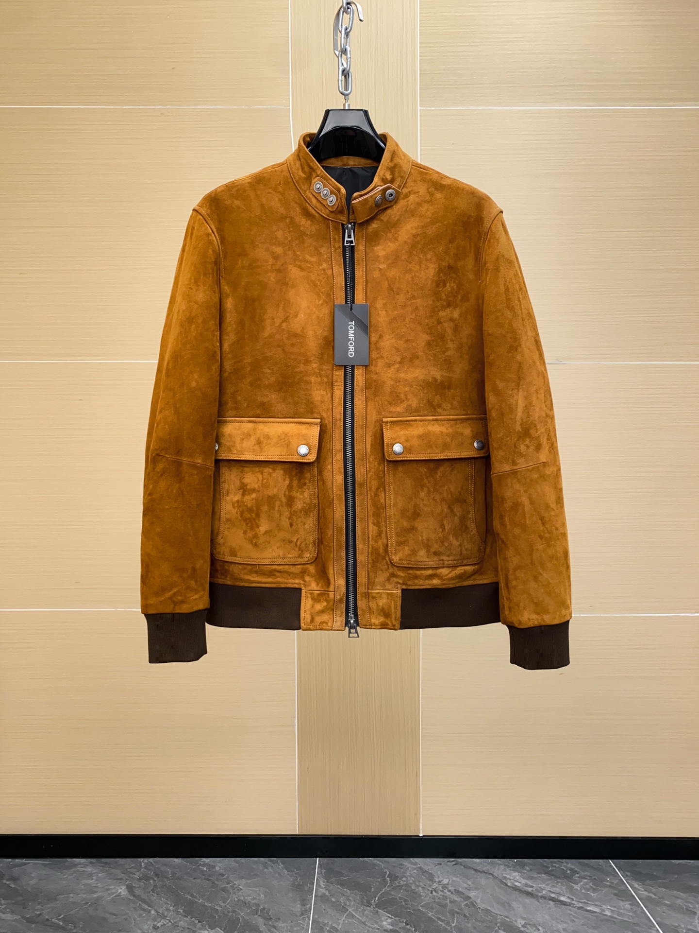 NO:676286,Highly recommended TF25 autumn and winter new product designer Tom Ford in 2005  He launched his own eponymous brand for the first time in 2016, and re-examined the relationship between retro and modernity with his skillful design techniques and unique aesthetic language. This top jacket outlines a strict silhouette with neat strokes. It is made of mixed-breed sheep imported from Italy. There are many suede goats on the market. Please be sure to compare the softness and make sure you get the goods at the same price. It has a retro atmosphere; the minimalist jacket adds visual highlights and is full of coolness. The original hardware is supplied by the customer. The code number is 48-56,, tom ford, tom  ford,jackets & coats,Top Customize119860909重磅推荐TF25秋冬新品设计师 Tom Ford 于 2005 年首次推出了自己的同名品牌,并凭借他娴熟的设计手法和独到美学语言重新论述复古与现代的关系.这款上衣夹克以利落笔触勾勒严谨廓形,由意大利进口混种羊,面皮材质打造,市面上很多绒面山羊,请一定要对比手感柔软度,确保一份价钱一份货,颇具复古气息；极简夹克增添视觉亮点,酷感十足,原版五金客供 码数48-56,,tom ford,tom ford,jackets & coats,Top Customize1,Men's clothing