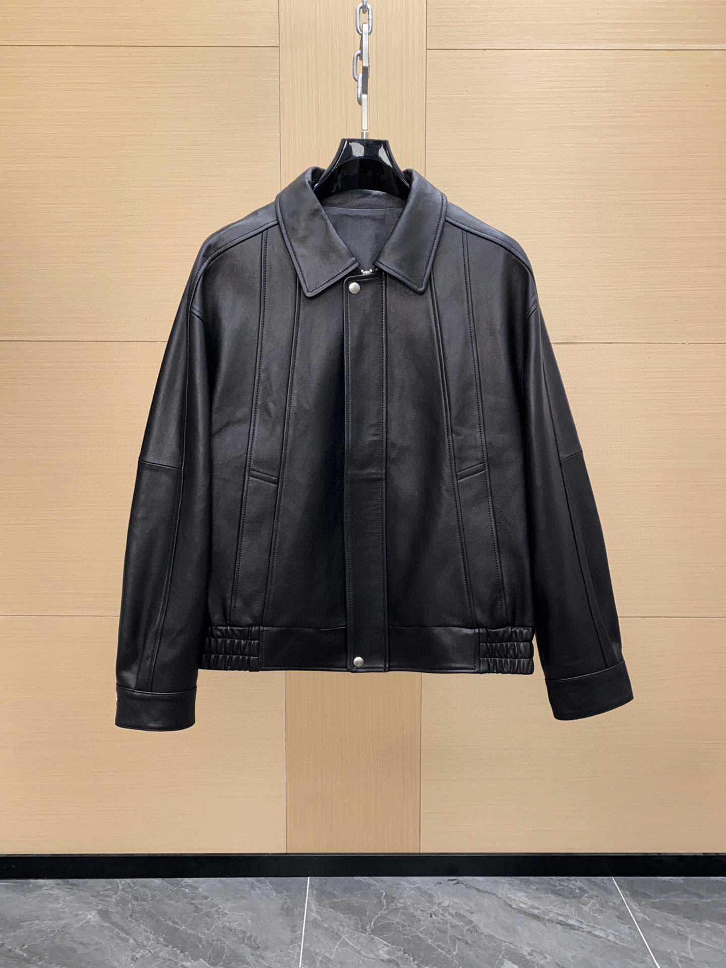 NO:676270,BV classic Italian sheepskin hand-stitched leather jacket, a classic wardrobe series, matching becomes a breeze! A little cool, a little neutral, a little uninhibited It is rare to find a style item that stands in the center of the fashion circle all year round. Sizes 48-56,,bottega veneta,jackets & coats,leather jacket,sheepskin,Top Customize119860909BV 经典意大利羊皮手工拼接皮衣外套,经典衣柜系列,搭配就成了一件轻而易举的事情!有点酷、有点中性、有点不羁 这样常年屹立于时尚圈中心不倒的风格单品可不多见.尺码48-56,,bottega veneta,jackets & coats,leather jacket,sheepskin,Top Customize1,Men's clothing