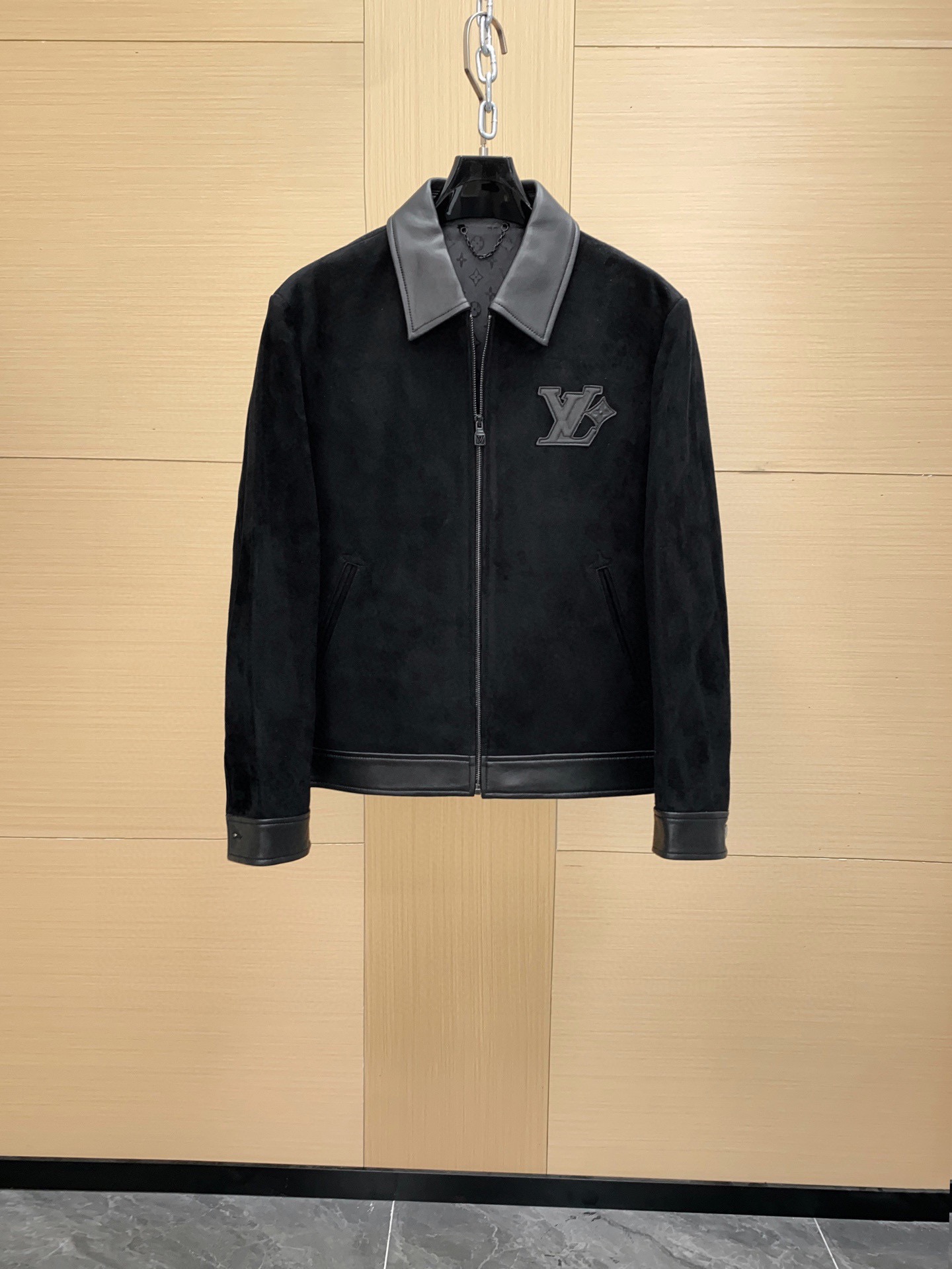 NO:676274,Louis Vuitton's 2025 autumn and winter men's sheepskin jacket combines classic and innovative textures. Louis Vuitton's 2025 autumn and winter men's sheepskin jacket interprets the low-key luxury style of contemporary gentlemen with exquisite craftsmanship and iconic design.  The body of this jacket is made of high-quality black suede sheepskin. The fine suede is warm to the touch and has a soft matte texture with the flow of light and shadow. It not only retains the crisp silhouette of the leather, but also gives the wearer a skin-friendly and comfortable experience. The sleeves are innovatively designed with bright sheepskin splicing. The difference in luster of the two leathers forms a distinct layer, showing the design ingenuity in the details and showing a sharp aura in both movement and stillness. In terms of craftsmanship, the chest is embroidered with classic LV technology.  The LOGO, with fine and flat stitching, blends naturally with the leather texture, revealing brand recognition in a low-key manner; the LV leather embossing under the back collar further strengthens the brand imprint, and the indentation is clear and three-dimensional, hiding the meticulous consideration of the craftsman in every square inch.  The overall design takes into account both business and leisure scenes, and the black tone is versatile and practical. The collision of materials and craftsmanship allows the item to retain the texture of classic leather goods without losing the vitality of modern design, providing a choice for men's clothing in autumn and winter that is both stylish and practical. Louis Vuitton has always paid tribute to tradition with innovation, and this sheepskin jacket is a vivid interpretation of the brand spirit, suitable for contemporary men who pursue quality and style. Size 48-56, louis vuitton, louis  vuitton,jackets & coats,sheepskin,Top Customize119860909路易威登2025秋冬男士羊皮夹克经典与创新的质感融合  路易威登2025秋冬系列男士羊皮夹克,以精湛工艺与标志性设计,诠释当代绅士的低调奢华格调.  本款夹克甄选优质黑色反绒羊皮打造衣身,细腻绒面触感温润,随光影流转呈现柔和哑光质感,既保留了皮革的挺括廓形,又赋予穿着者亲肤舒适的体验.衣袖部分创新采用亮面羊皮拼接设计,两种皮质的光泽差异形成鲜明层次,于细节处彰显设计巧思,动静之间皆显利落气场.  工艺上,胸前以贴皮绣工艺呈现经典LV LOGO,针脚细密平整,与皮革纹理自然融合,低调中透着品牌辨识度；后衣领下方的LV贴皮压花则进一步强化品牌印记,压痕清晰立体,将匠人的细致考量藏于方寸之间.  整体设计兼顾商务与休闲场景,黑色基调百搭实穿,材质与工艺的碰撞让单品既保有经典皮具的质感底蕴,又不失现代设计的灵动活力,为秋冬男士着装提供兼具格调与实用性的选择.  路易威登始终以创新致敬传统,这款羊皮夹克便是品牌精神的生动演绎,适合追求品质与风格的当代男士. 码数48-56,,louis vuitton,louis vuitton,jackets & coats,sheepskin,Top Customize1,Men's clothing