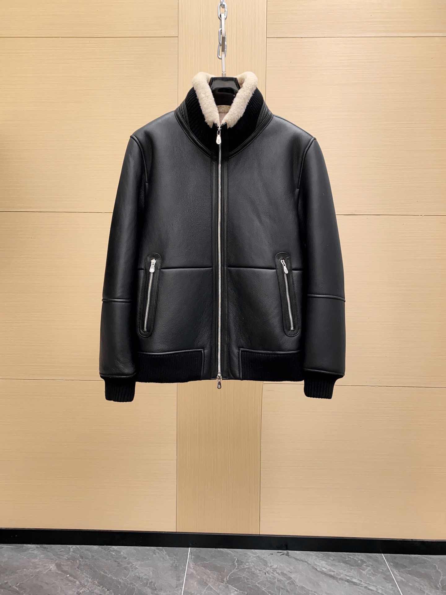 NO:676301,Ready for sale!  Warm as spring!  Thickened jacket type fur integrated large lapel design lamb fur fur jacket BC 2025 autumn and winter fur integrated jacket, raw materials are selected from Spain, Merino native fur integrated. The leather surface is soft and delicate, as delicate and smooth as silk, the wool is bright and thick, slightly naturally curly, the leather is relatively tight, the classic stand-up collar design with contrasting threads makes the whole dress more fashionable, black 48-56,,jackets & coats,jackets &  coats,leather jacket,sheepskin,Top Customize119860909现货发售！温暖如春！加厚款夹克款皮毛一体大翻领设计羔羊皮毛皮衣外套 BC 2025秋冬皮毛一体夹克,原料甄选西班牙,美利奴原生原产皮毛一体.皮面柔软细腻、如丝绸般细腻柔滑、羊毛亮丽厚重,略带自然卷,皮质比较紧实、经典立领设计搭配撞色螺纹使得整件衣服更有时尚感,黑色 48-56,,jackets & coats,jackets & coats,leather jacket,sheepskin,Top Customize1,Men's clothing