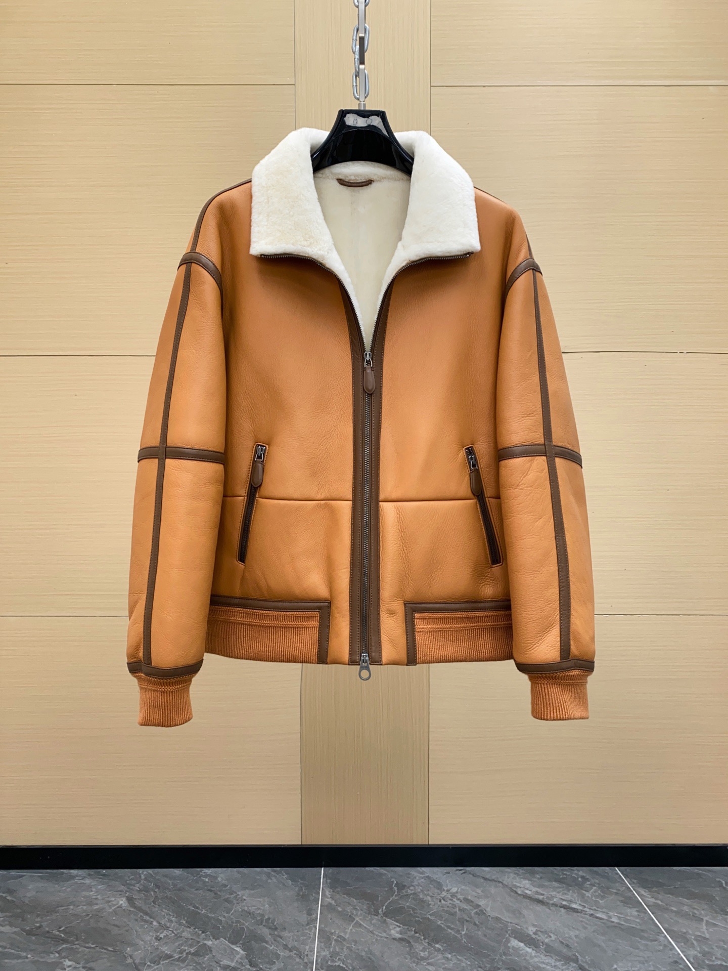 NO:676307,Ready for sale!  Loro Piana fur all-in-one bomber jacket, the outer layer is brown lambskin, the inner lining is one-piece lamb wool, imported from Turkey!  Warm and textured, with a loose silhouette, stand-up collar design, and super layered leather trim, it is a representative item of 'old money style'!  Size 48-56,,loro piana,jackets & coats,sheepskin,Top Customize119860909现货发售！Loro Piana 皮毛一体飞行员夹克,外层是棕色小羊皮,内衬羊羔毛一体,土耳其原生态进口一体！保暖又有质感,宽松廓形,立领设计,皮革饰边超有层次感,“老钱风”代表单品！尺码48-56,,loro piana,jackets & coats,sheepskin,Top Customize1,Men's clothing