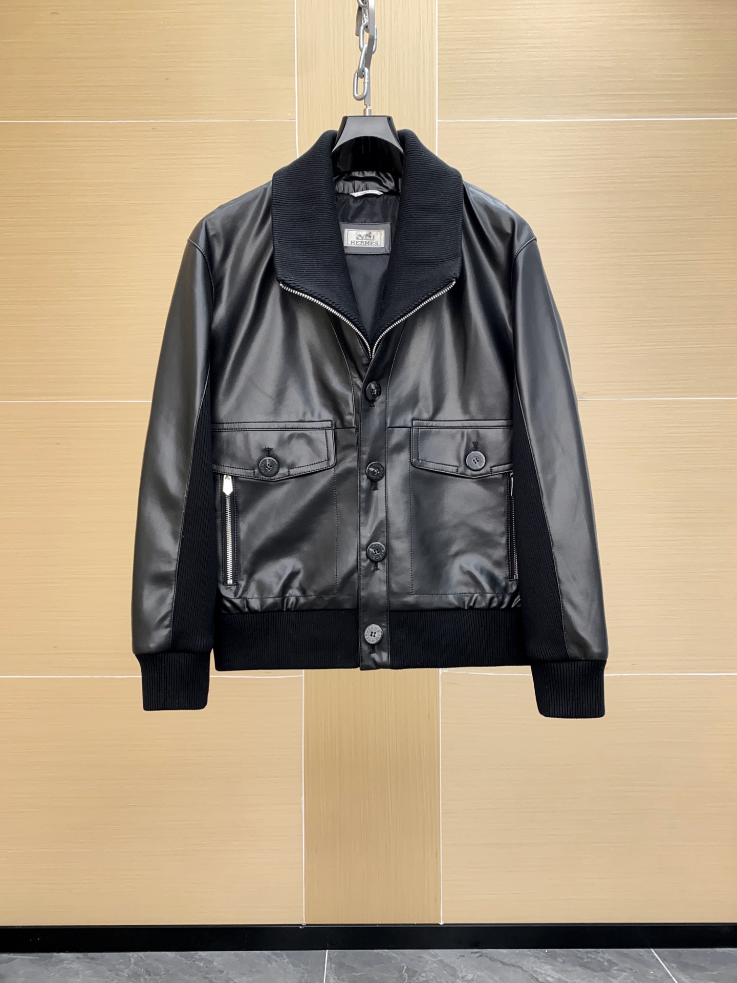 NO:688671,HERMES Hermès H Spring and Summer Paris Fashion Week Classic Lapel Small Jacket Who Will Look Good in It. It is made of lambskin imported from Italy. It is sold at the counter for RMB 60,000+ at the same time. This kind of leather is definitely not available in the world. For trade orders from Hong Kong companies, it is useless to buy all the leather in one batch. The whole body is classic and made with perfect workmanship. All accessories and hardware are specially supplied. The lining is also exclusively customized, both business and leisure. Sizes 48-56, hermes, hermes, jackets &  coats,sheepskin,Top Customize119860909HERMES 爱马仕 H家春夏巴黎时装周典翻领小夹克谁穿谁穿谁好看,采用意大利进口小羊皮,专柜同步发售6万+,这种皮料绝非世面可以订的到,香港公司贸易订单,皮料就一批买完无补,全身经典打造做工完美,所有辅料五金全部特供,里布也是采用独家定制,即商务又休闲,尺码48-56,,hermes,hermes,jackets & coats,sheepskin,Top Customize1,Men's clothing