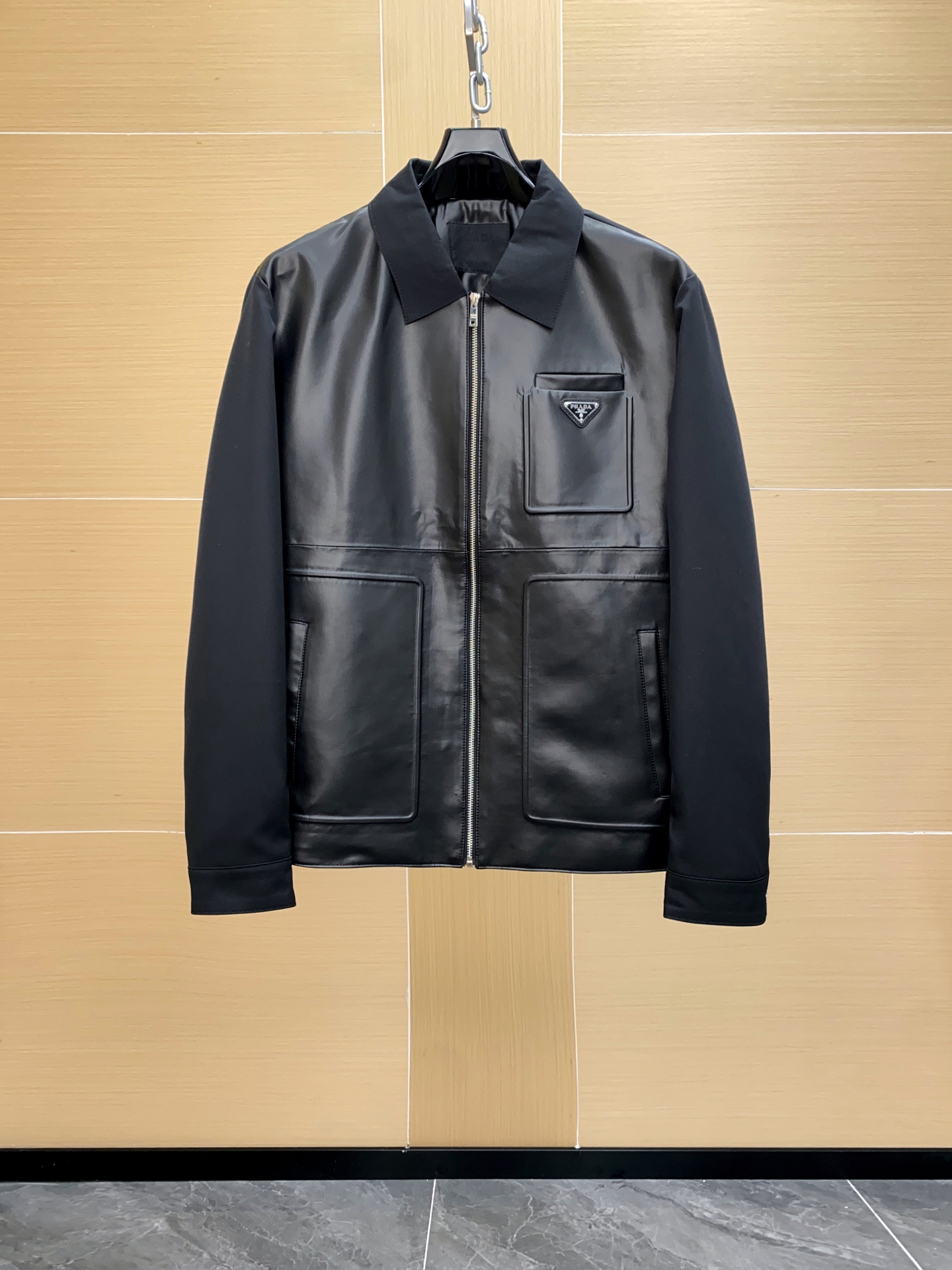 NO:688675,Prada Prada's official autumn and winter item Regenerated nylon spliced ​​lambskin jacket Made of sheepskin imported from Turkey Simple and elegant style Versatile zp replica hardware accessories size48-56,,prada,prada,jackets & coats,sheepskin,Top Customize119860909Prada 普拉达官方秋冬单品 再生尼龙拼接小羊皮夹克 采用土耳其进口绵羊皮 简约大气款 百搭 zp复刻五金辅料 size48-56,,prada,prada,jackets & coats,sheepskin,Top Customize1,Men's clothing