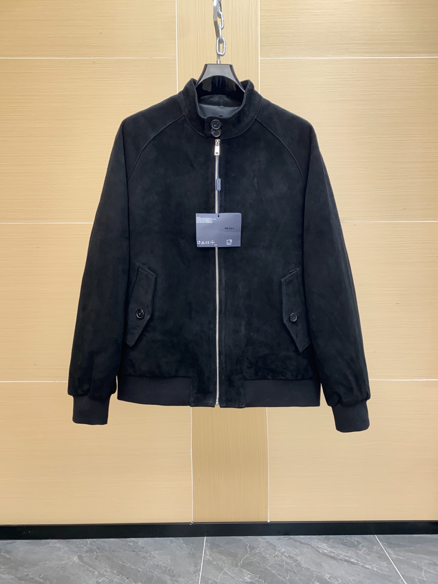 NO:688674,Prada, P's 2025 new autumn and winter products Prada autumn and winter leather jacket is made of imported suede sheepskin, full of texture, neat and short version, neat and energetic, easy to control regardless of body shape~ The retro Maillard color is not gender-specific, and the upper body of girls is also super good-looking!  Paired with amber horn buckles!  Super retro!  The workmanship is so exquisite that it’s hard to say, every stitch is hidden with care, and details such as the collar and pockets are handled to perfection, and the texture will crush passers-by when worn!  It feels soft and has a bit of toughness, and has a retro tone. It can be worn with sweaters and shirts to create a high-end fashion sense. Whoever wears it will look handsome/beautiful. If you want to buy hard-quality goods, don’t hesitate!  Size 48-56,,prada,sweaters,shirts,leather jacket,sheepskin,Top Customize119860909Prada、P家 2025 秋冬新品 Prada 秋冬皮衣 进口翻毛羊皮打造,质感拉满 利落短款版型,利落又显精神,不挑身材轻松驾驭~复古美拉德色系不挑性别穿着,女生上身也超好看！搭配琥珀色牛角扣！超复古！ 车工精细到没话说,每一针都藏着用心,领口、口袋这些细节处理超到位,穿出去质感碾压路人！ 摸起来软乎乎还带点韧性,自带复古腔调,搭毛衣、衬衫都能穿出高阶时髦感,谁穿谁是型男/美女 想入手质感硬货的别犹豫！ 尺码48-56,,prada,sweaters,shirts,leather jacket,sheepskin,Top Customize1,Men's clothing