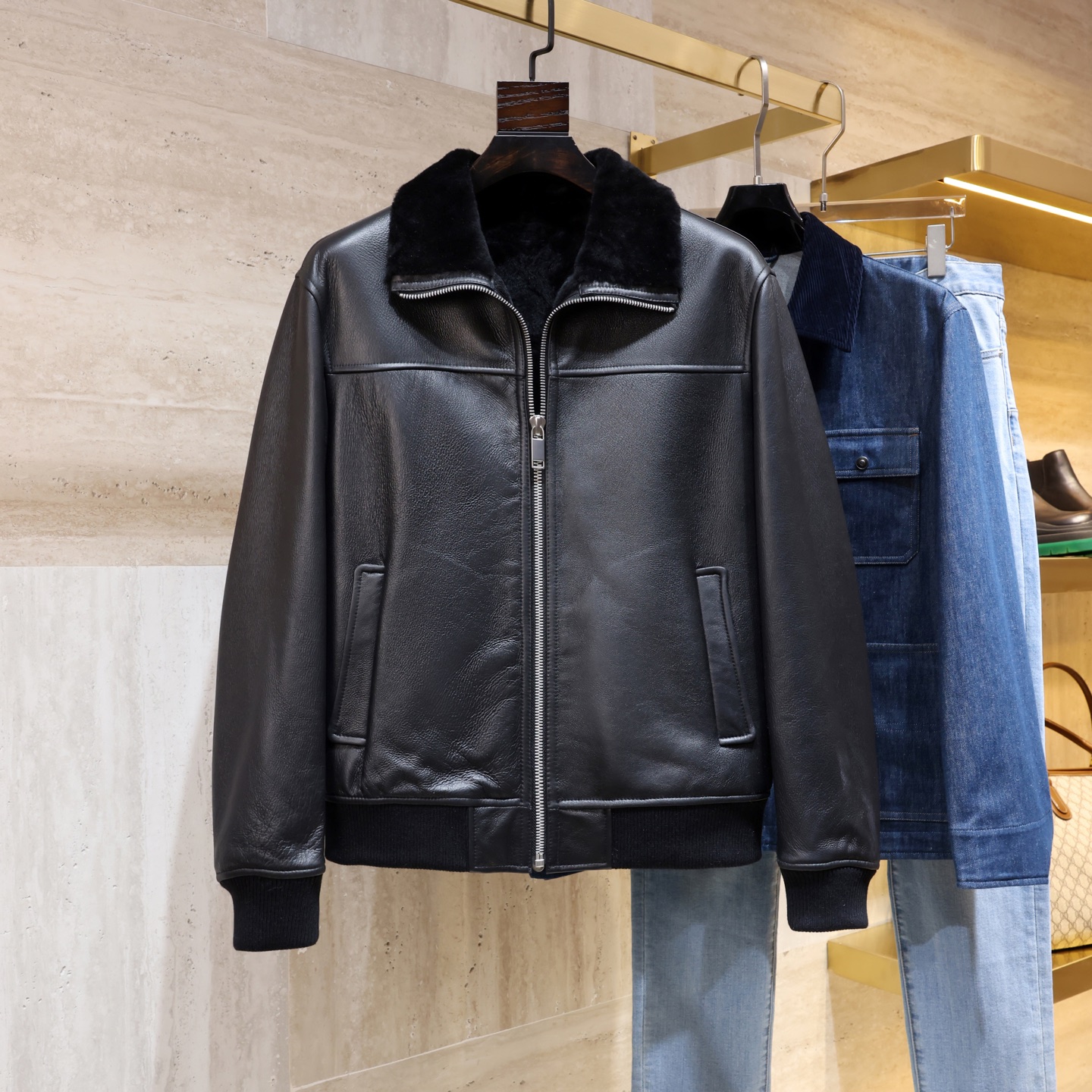 NO:688681,Ready for sale!  Prada men's fur all-in-one bomber jacket, black sheep fur all-in-one + lambswool lapel, warm and textured!  Classic bomber jacket style, zipper closure + lapel design, practical and fashionable. Skin-friendly wool inside, windproof outer layer, very suitable for autumn and winter wear. The details include triangle logo and three-thread thick stitching, exquisite craftsmanship. It can be easily managed for commuting, business and leisure, and it is very stylish when paired with a shirt or sweater. It is a must-have item in the autumn and winter wardrobe!  Size 48-58,,prada,jackets & coats,shirts,sheepskin,Top Customize119860909现货发售！Prada男士皮毛一体飞行员夹克,黑色绵羊皮毛一体+羊羔毛翻领,保暖又有质感！经典飞行员夹克版型,拉链开合+翻领设计,实用又时髦.内里亲肤羊毛,外层防风,秋冬穿超合适.细节有三角牌标志和三线粗线拼接,工艺精致.通勤、商务休闲都能轻松驾驭,搭配衬衫或针织衫都很有型,是秋冬衣橱必备单品！尺码48-58,,prada,jackets & coats,shirts,sheepskin,Top Customize1,Men's clothing