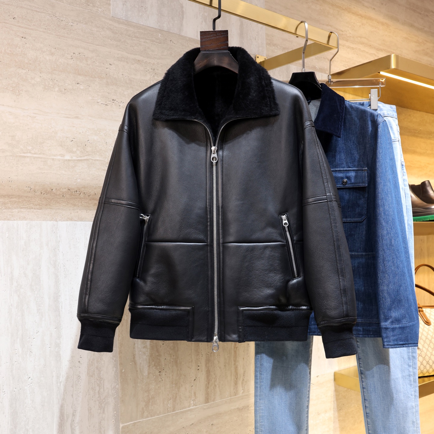 NO:688685,Ready for sale!  Loro Piana's fur-in-one bomber jacket is made of merino sheared sheepskin + high-quality leather. It is soft and warm, and is perfect for autumn and winter!  The main tone of black + fur collar design is full of retro feel, and the stand-up collar and leather trim details are super points. The silhouette is loose, comfortable and fashionable, and can be worn for business and leisure. Pair it with a cashmere sweater or white pants, and you can easily get an 'old money style' outfit, and the texture will be full!  Size 48-56,,loro piana,jackets & coats,sheepskin,Top Customize119860909现货发售！Loro Piana这款皮毛一体飞行员夹克,选用美利奴剪毛绵羊皮+高品质皮革,柔软又保暖,秋冬穿超合适！黑色主调+毛领设计,复古感满满,立领和皮革饰条细节超加分.廓形宽松,舒适又时髦,商务休闲都能穿.搭配羊绒衫或白裤,轻松get“老钱风”穿搭,质感直接拉满！尺码48-56,,loro piana,jackets & coats,sheepskin,Top Customize1,Men's clothing