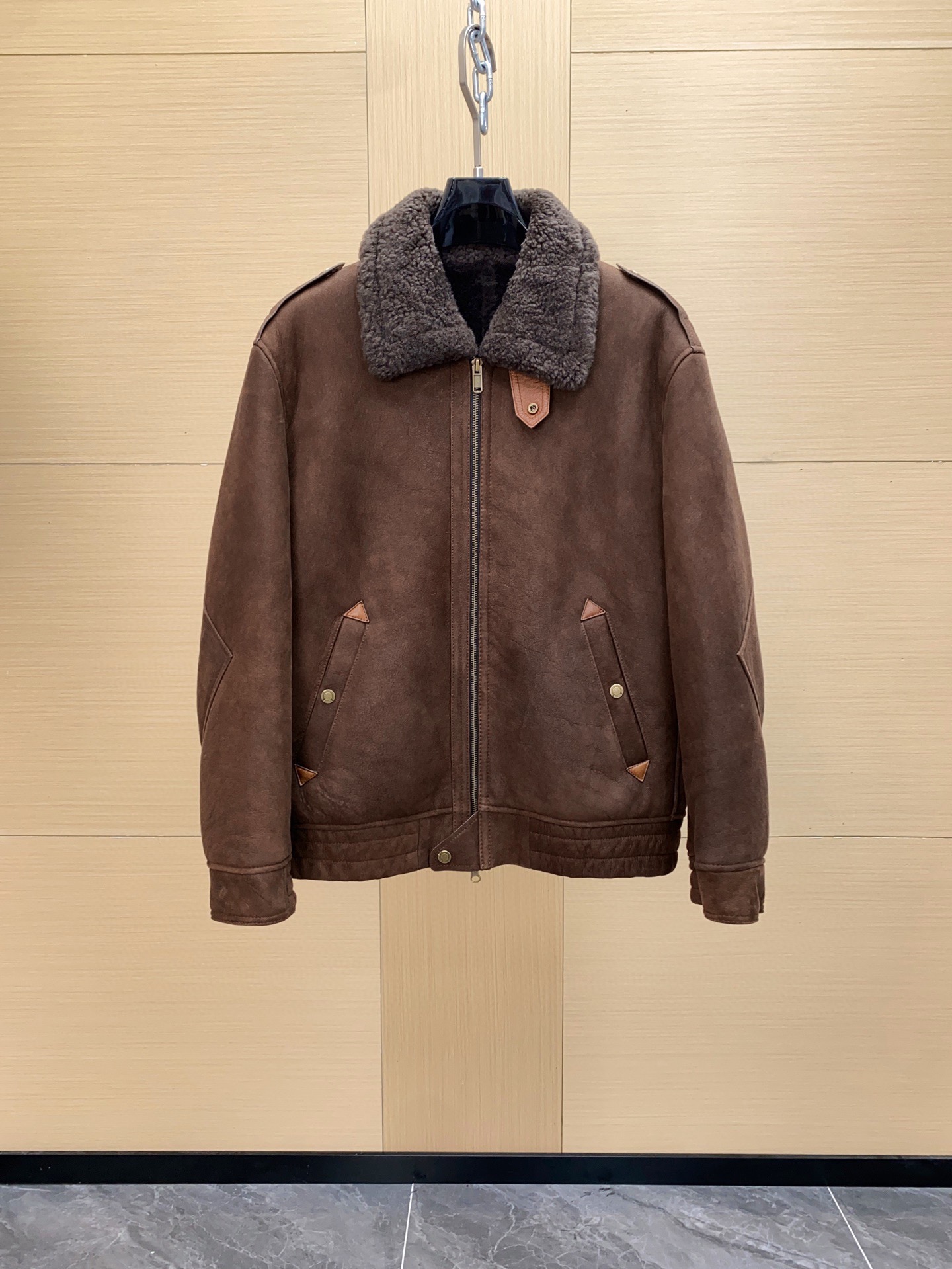 NO:688678,Hermès [How can you miss a warm and premium custom-made fur one-piece fur coat in winter] New weight class high-end heavy-duty luxury goods, men's fur one-piece high-end top series. Exclusive dedication model, order from famous store, high luxury wearing enjoyment, cool fur one-piece jacket!  Famous store orders, high-end luxury product series, top-notch fur products, highest-standard clothing, a must-have series for high-end fans!  !  One of the pinnacles of the luxury world, I haven’t shared this pure high-end clothing series with you for a long time. I have only one word for this model and that is grab it, otherwise you will definitely regret it!  !  Let me quietly explain to you the luxurious products of this cabinet W+!  !  The ultra-high-end luxury atmosphere that can be sensed with the naked eye, especially the pocket design, is really too brilliant. I have to admire the designer's imagination and design ability. The two souls of smooth leather and fur fit together. The upper body is really amazing, especially the short body-shaping design. It is so handsome that it is unbelievable. The visual effect brought by the grainy curly hair is also more visual impact. The asymmetric design of the pocket on the hem is simply an explosive product!!!  It can be said that it is timeless, and the matching of the upper body can naturally withstand various tests. Don’t look like it is unattractive. This color system is definitely the most suitable for autumn and winter!  !  As for the details and workmanship?  Go and experience this style for yourself. What does a strict design mean? What does meticulous tailoring mean? There is no flaw at all!  !  Unknowingly, I started to build a wall of words again, but I really couldn’t help it with this model. I would like to share it with great value for money. This model is not for profit, but for word of mouth!  Size 48-56,,hermes,jackets & coats,leather jacket,Top Customize119860909爱马仕【冬日里怎能错过一件保暖臻品定制皮毛一体皮草皮衣外套】新款重量级别高端重工奢物,男士皮毛一体高端顶级系列. 独家奉献款,名品店订单,高奢穿着享受,爆帅皮毛一体外套！ 名品店订单,高奢产物系列,皮草类的顶级产品,最高规格服饰,高端粉丝必入系列！！ 奢侈界的顶峰之一,这种纯粹的高级服装系列,我也是很久没有与大家分享过了,对于此款我只有一个字那就是抢,不然你绝对会后悔！！ 让我静静的为大家解析此款柜W+的奢华产物吧！！ 用肉眼就能感知的超高档奢华气息,尤其是这个口袋设计,真的是太过于出彩了,不得不佩服设计师那天马行空般 的想象力与设计力了,将光皮与皮毛一体的两者灵魂相互契合,上身真的是太过于惊艳了,尤其是短款塑身的版型设计,简直帅到无法相信,颗粒卷毛所带来的视觉效果也更具视觉冲击力,下摆的口袋不对称设计,简直一件爆棚的产物!!! 可以说是经久不衰,上身的搭配自然经得起各种考验,不要看似其貌不扬,这绝对是最为适合秋冬的一个色系了！！ 至于细节跟做工？你自己亲自去体验下此款吧,什么叫做一板一眼的设计,什么叫做一丝不苟的裁剪,不见一点瑕疵！！ 不知不觉又码起了文字城墙,但是对于此款我实在是忍不住了,超值性价比分享,此款不为利润,只为口碑！ 尺码48-56,,hermes,jackets & coats,leather jacket,Top Customize1,Men's clothing
