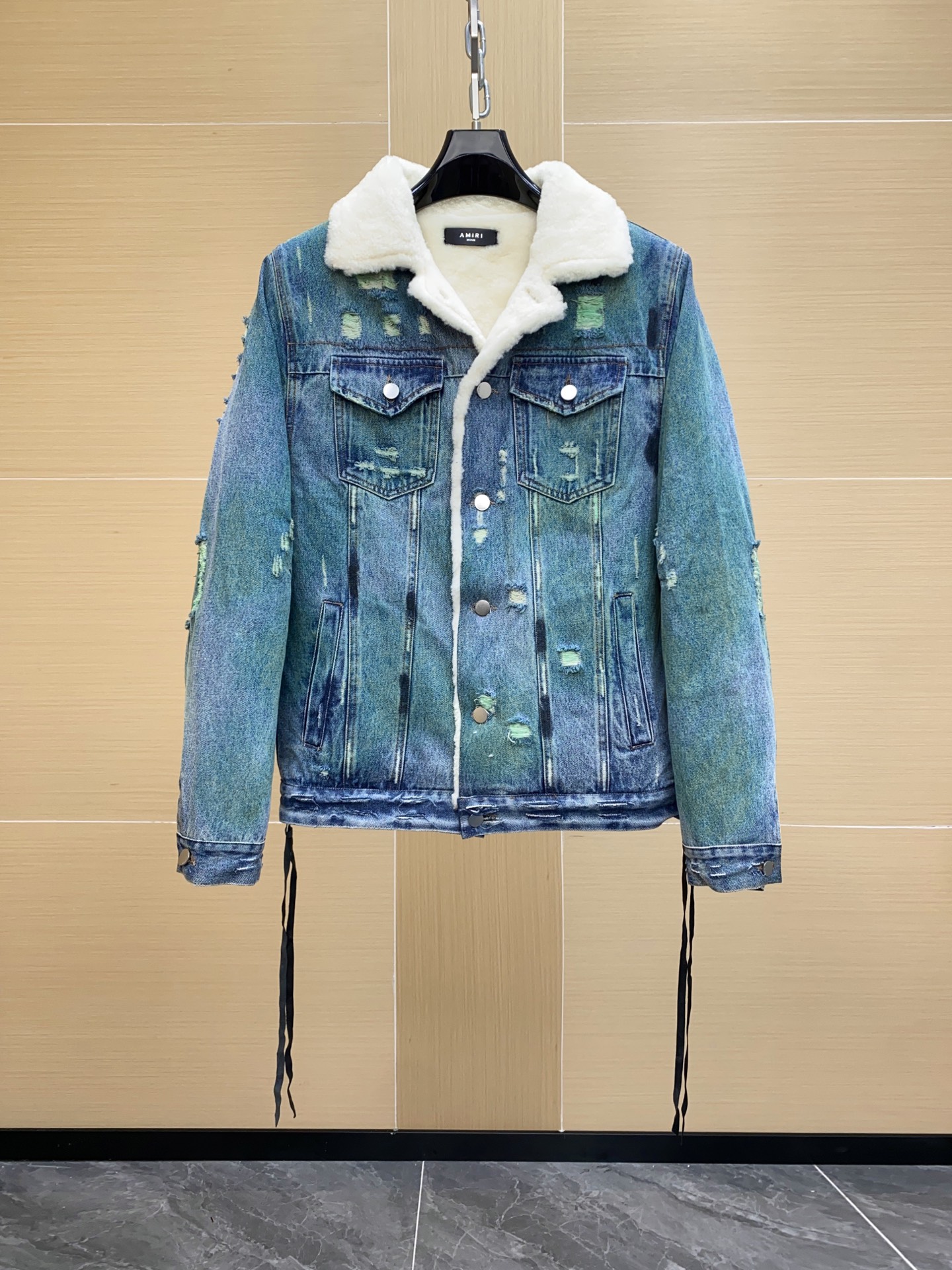 NO:688591,P Available now!  AMIRI Hong Kong Harbor City counter is the same men's denim jacket. The fabric is made of high-quality imported washed denim. It is paired with merino wool imported from Australia. Made from a single piece of wool. It has a strong thermal insulation effect. Short design. Original version. Re-engraved hardware and accessories. The top version sells everything in seconds. Sizes S-XL, amiri, jackets & coats, Top Customize119860909P 现货发售！AMIRI 香港海港城专柜同款男士牛仔夹克 面料甄选优质进口水洗牛仔布 搭配澳洲进口美利奴羊毛一体 整块毛胆制作 保暖效果极强 短款设计 原版版型 复刻五金辅料配件 顶级版本秒杀一切 尺码S-XL,,amiri,jackets & coats,Top Customize1,Men's clothing