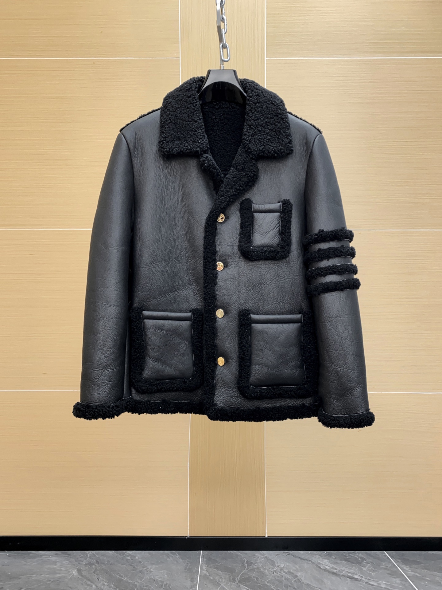 NO:688595,TB has been a classic for thousands of years~ I only make the best~ The high quality you want is here!  Original item, complete with three standards, replica hardware accessories, TB Tom's official website sells men's fur coats, selects high-quality imported Australian merino custom wool, and uses 100% genuine leather and real hair!  Export order factory, meticulous workmanship, perfect details!  Thom Browne's new leather-covered integrated leather and wool imported from the United States non-market grain wool version, sizes 48-56,,jackets & coats,Top Customize119860909TB 万年的经典～我家只做最好的～你们要的高品质来了！原单货 三标齐全 复刻五金配件 TB汤姆 官网在售男士皮毛一体外套 甄选优质进口澳洲美利奴定制羊毛,采用百分百真皮真毛！出口订单工厂,做工细致,细节处理完美！Thom Browne 新品皮面一体 美国进口原皮原毛 一体 非市面颗粒毛版本 尺码48-56,,jackets & coats,Top Customize1,Men's clothing