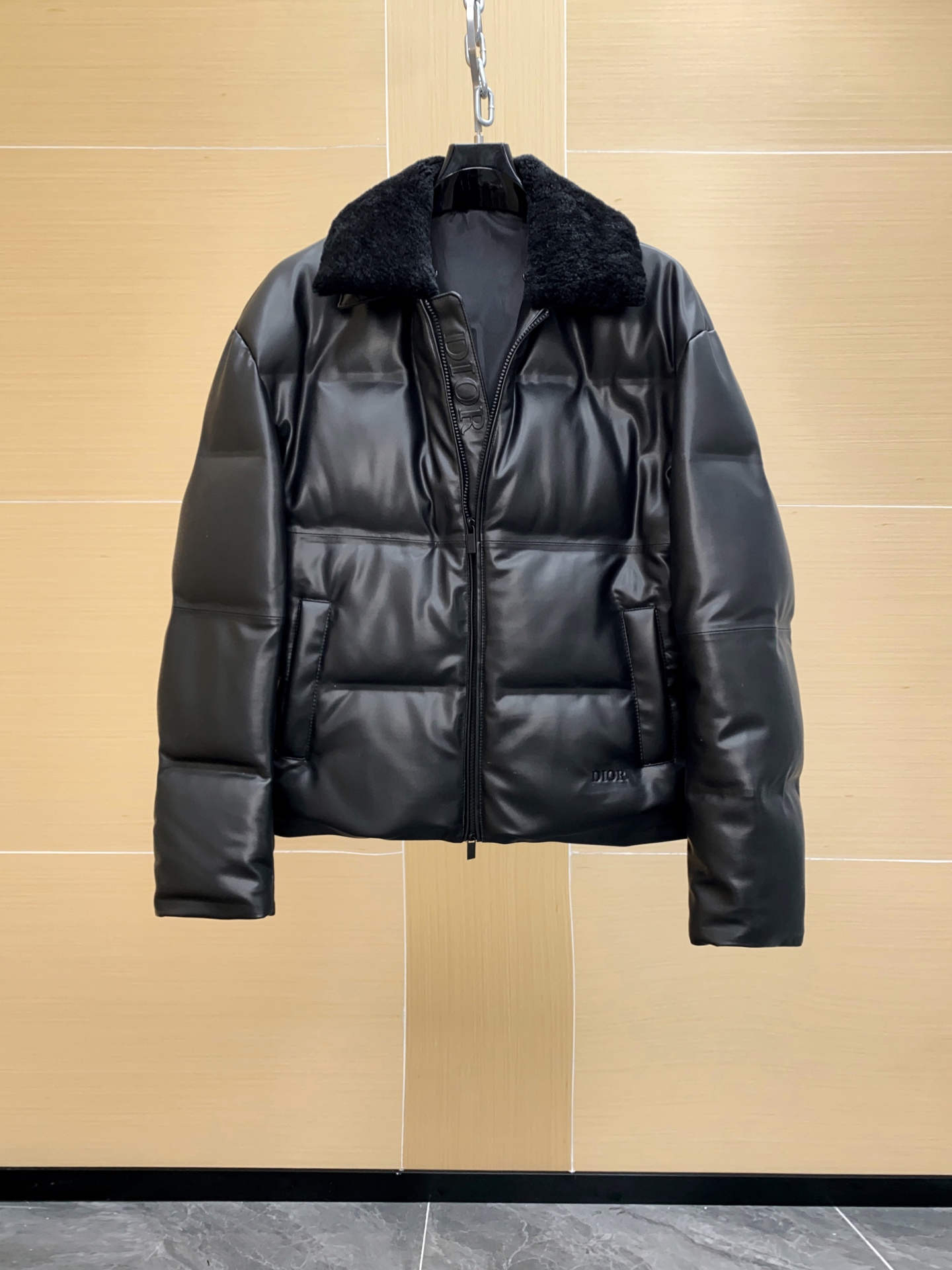 NO:688585,Dior sheepskin leather down fur collar jacket, the leather is Turkish lambskin, the down is filled with national standard 90 duck down, which is invincible, the warmth is invincible, the double-layer liner has a very good sealing performance to prevent velvet from being drilled, and the pursuit of hardware is to restore, all are custom-made from molds. The lambswool collar is removable!  Size 48-56,,dior,jackets & coats,down jacket,sheepskin,Top Customize119860909Dior 羊皮皮质羽绒毛领外套,皮料是土耳其的小羊羔皮,充绒用的是国标90鸭绒,保暖无敌,双层内胆 密封性非常好防止钻绒,五金追求的就是还原,都是开模定制的.可拆卸羊羔毛毛领！尺码48-56,,dior,jackets & coats,down jacket,sheepskin,Top Customize1,Men's clothing