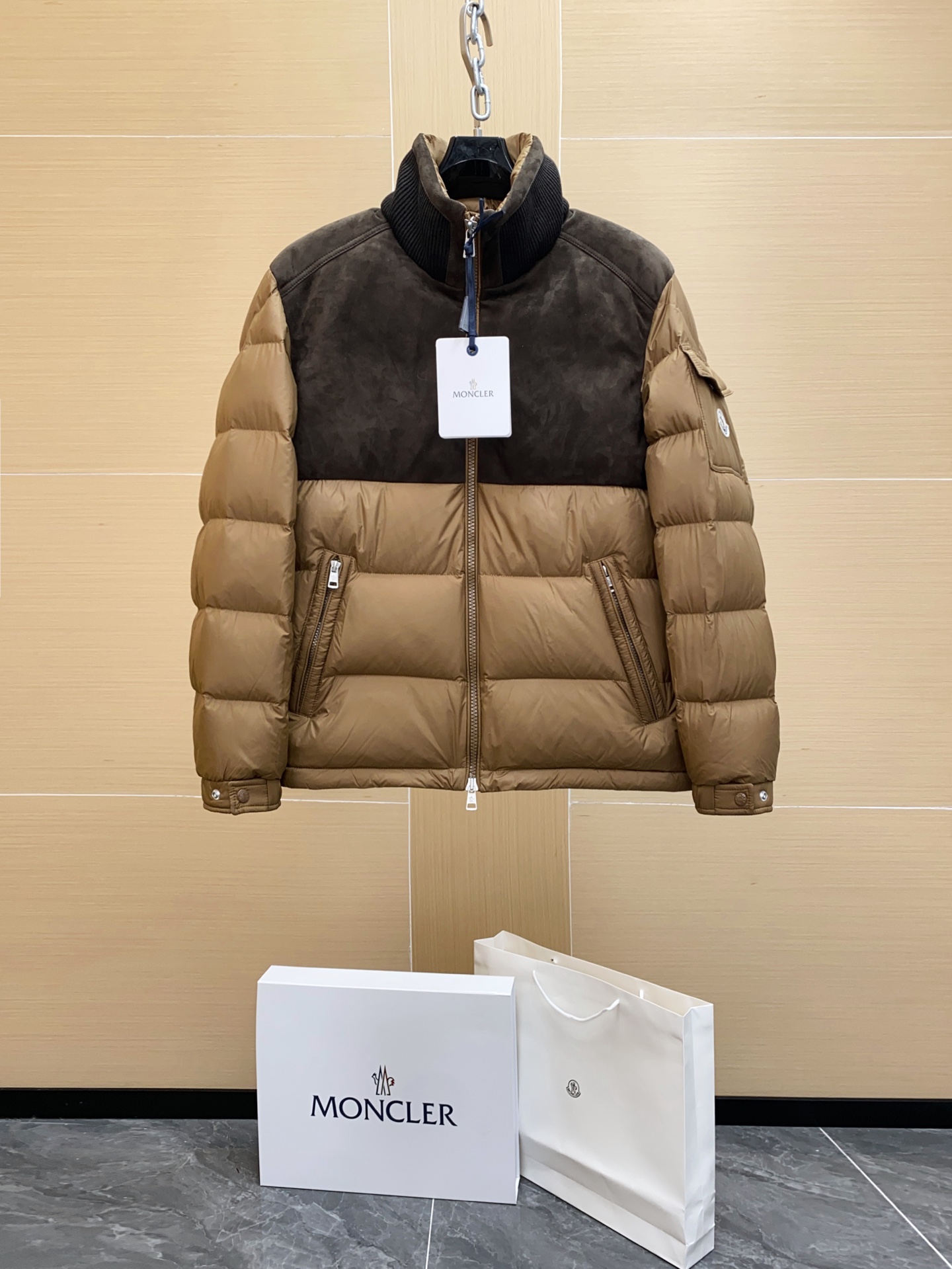 NO:688614,Ready for sale!  Super luxury men's over-the-mouth genuine leather high-end down jacket Zp level The first batch of large goods is launched. The only high-standard version. The first batch of counter editions are made. The annual finale Dingshuai jersey Main body Sheep leather Filling 95 large white goose down Filling capacity 300g Cheverny men's short down jacket coat Cheverny men's down jacket is embellished with soft details, adding a refined touch to the classic down jacket  The Cheverny Down Jacket combines performance and softness with contrasting effects. Short design, made of Airsoft fabric, lightweight and soft to the touch. Sleeve pockets are inspired by the Moncler Maya silhouette, a subtle nod to the brand's history. Details Made of Airsoft fabric Airsoft lining Front, back yoke and collar trim Filled with down Zip closure Zippered pockets Sleeve pockets with snap buttons Adjustable cuffs Regular fit Straight cut Exclusive original customization.  Authentic and original, exclusive imported leather limited, no need to compare with the market, no need to waste time looking at the F version of the market, no comparison is needed. What we sell is pure and perfect products, with a capable upper body. There is no pressure to put on the counter. The upper body version will really surprise you. The three-dimensional fit, the matching effect is outstanding. Casual autumn and winter style. Customer-supplied large-body genuine leather fabric. You can study it after receiving the goods. The whole piece is worthy of tasting in all aspects of fabric, leather, velvet filling and craftsmanship.  The attitude of being low-key and emphatic comes out. Wear it properly. High-end authentic imported sheep leather and goose down jacket. The classic model of the main line of the counter. The top-grade sheepskin is flexible and delicate. The grade is very wear-resistant and durable. The only one on the whole network. The only one on the whole network. Only this one. Ceiling-level new launch. Ceiling-level new launch. Large product display. High-end production with real gold and silver. A perfect product that can only be said to be worth buying!  !  (Please go to dedicated facilities for cleaning and dry cleaning. Do not bleach, iron at low temperature) Authentic details 1:1YB customization. Welcome to compare prices across the Internet, Moncler, jackets & coats, jackets & coats, down jacket, sheepskin, Top Customize119860909现货发售！超奢  蒙口 男士 真皮高端羽绒服Zp级别 第一批大货首发 . 唯一对标高版本 . 做出第一批专柜版 . 年度压轴 鼎帅战袍 主体 羊皮革 填充 95大朵白鹅绒 充绒量 300g Cheverny男士短款羽绒夹克外套 Cheverny男士羽绒夹克点缀柔软细节,为经典羽绒夹克增添精美气息 Cheverny羽绒夹克兼具性能与柔软,演绎对比鲜明的效果.短款设计,采用Airsoft面料制成,质地轻盈,触感柔软.衣袖口袋灵感源自Moncler Maya款型,巧妙致敬品牌历史. 细节 采用Airsoft面料制成 Airsoft衬里 正面、背面过肩和衣领饰边 填充羽绒 拉链开合 拉链口袋 衣袖口袋设有按扣 可调节袖口 常规版型 直筒裁剪 独家原版订制 . 正品原装 独家进口皮料限定,无需对比市面 ,市面看图F版的不用浪费时间 ,无需任何对比 我们卖的是纯纯完美货,上身干练. 上柜无压力 上身版型真的是让你惊讶到 立体的合身感,配搭完全效果出众 休闲秋冬款 客供大身真皮革面料 收到货可以研究一下,整件从面料、皮质、充绒 工艺方方面面都可以值得品味 低调有强调的态度出来了. 穿正的来 高端真品进口羊皮革鹅绒羽绒服 专柜主线的经典款 顶级的羊皮柔韧细腻 档次很好耐磨耐穿 全网只此独有 全网只此独有 天花板级全新首发 天花板级全新首发 大货展示展示 真金白银高端打造 入手只说值的完美产物 ！！（ 请前往专门的设施进行清洁干洗 不可漂白,低温熨烫） 真品细节1:1YB定制 欢迎全网比价比较,,Moncler,jackets & coats,jackets & coats,down jacket,sheepskin,Top Customize1,Men's clothing