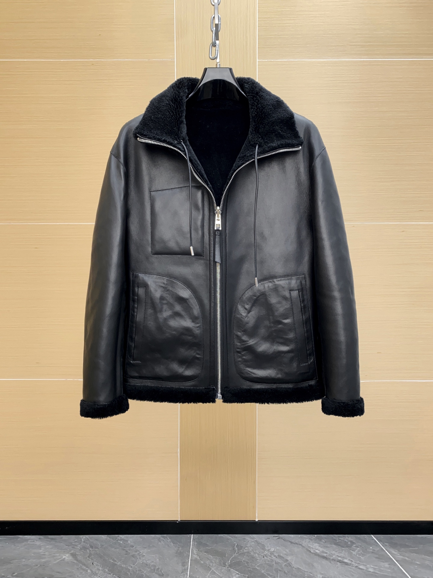 NO:688564,Loewe Loewe's official website is selling a reversible fur all-in-one!  The latest online masterpiece. The fabric is made of fur-integrated merino wool imported from Turkey. One side is leather and the other is fur. It makes it more durable and warm in the cold winter. The original customized hardware and accessories are complete with three standards!  Size 48-56,,loewe,loewe,Top Customize119860909Loewe 罗意威官网在售款 双面穿皮毛一体！最新上线力作 面料采用土耳其进口皮毛一体美利奴羊毛 一面皮一面毛 让寒冷的冬天更加耐穿御寒 原版定制五金辅料 三标齐全！尺码48-56,,loewe,loewe,Top Customize1,Men's clothing