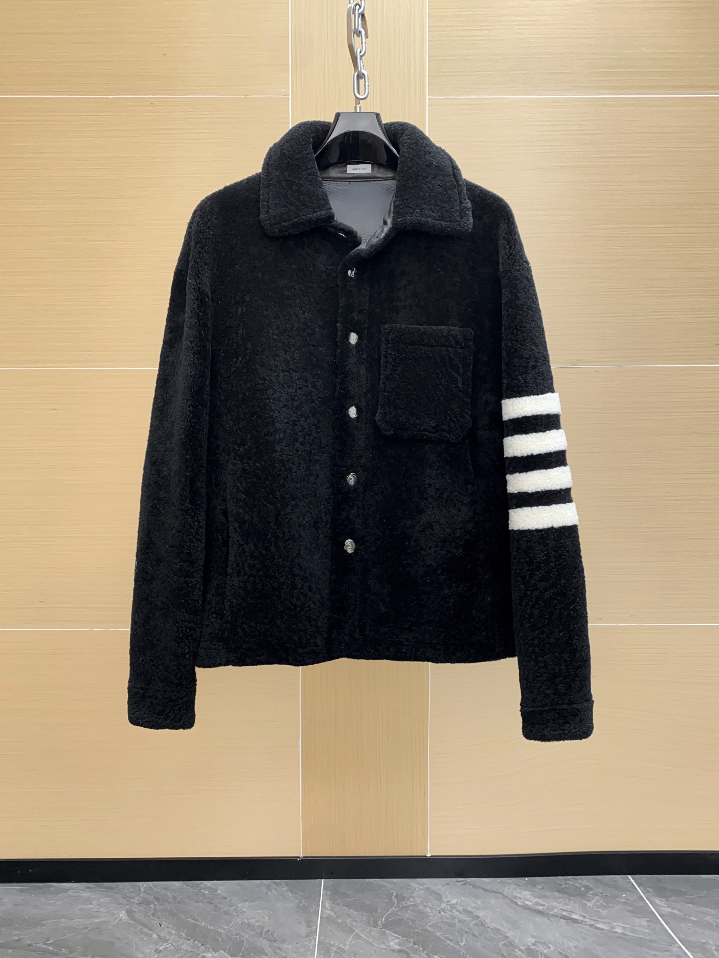 NO:688559,thom Browne I can’t help it. There are so many good-looking models that I can’t even think of words. Australian imported fur, not domestic leather or Australian fur on the market. This is a must-have for TB fans. It’s so good-looking. It has a slightly loose fit and is very slim. Sizes 48-56,,Top Customize119860909thom Browne 没办法 好看的款太多了 我想都发 词穷 澳洲进口皮毛一体 非市面上的国产皮或澳毛 这款TB迷必须入的 太好看了 微宽松版型 非常显瘦 尺码48-56,,Top Customize1,Men's clothing