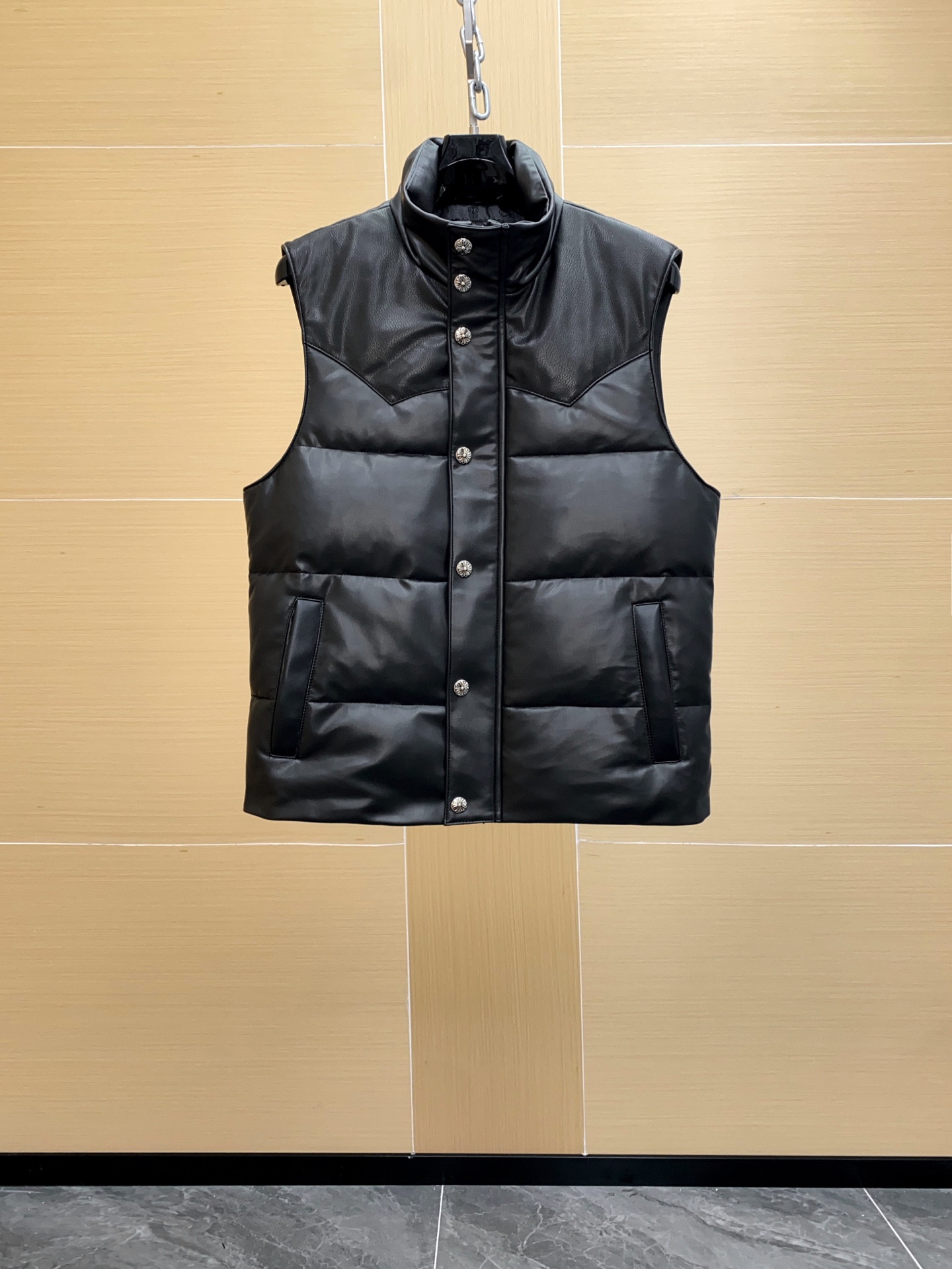 NO:688645,Chrome Hearts exclusively provides the latest autumn and winter fashionable leather vests. Jackets with classic designs and stunning looks. The quality is impeccable and quality control allows you to buy it directly. It is a high-end product that cannot be faulted! You can feel its powerful aura through the detailed pictures. It has a remarkable effect of gathering heat and keeping warm, so you don’t have to worry about getting a little chilly! Both fashionable and functional, the whole style looks more luxurious! Size 48-56,,chrome hearts,chrome hearts,jackets & coats,leather jacket,Top Customize119860909Chrome hearts克罗心独家专供最新秋冬时尚皮衣马甲 经典设计与颜值爆棚的外套 品质更是无法挑剔品控可以直接入手,不容过错的高端臻品！通过细节图片便可感受到它强悍的气场,聚温保暖效果显著,完全不用担心会有一点寒意！时尚与功能性兼备,整款显得更加的奢华大气！尺码48-56,,chrome hearts,chrome hearts,jackets & coats,leather jacket,Top Customize1,Men's clothing