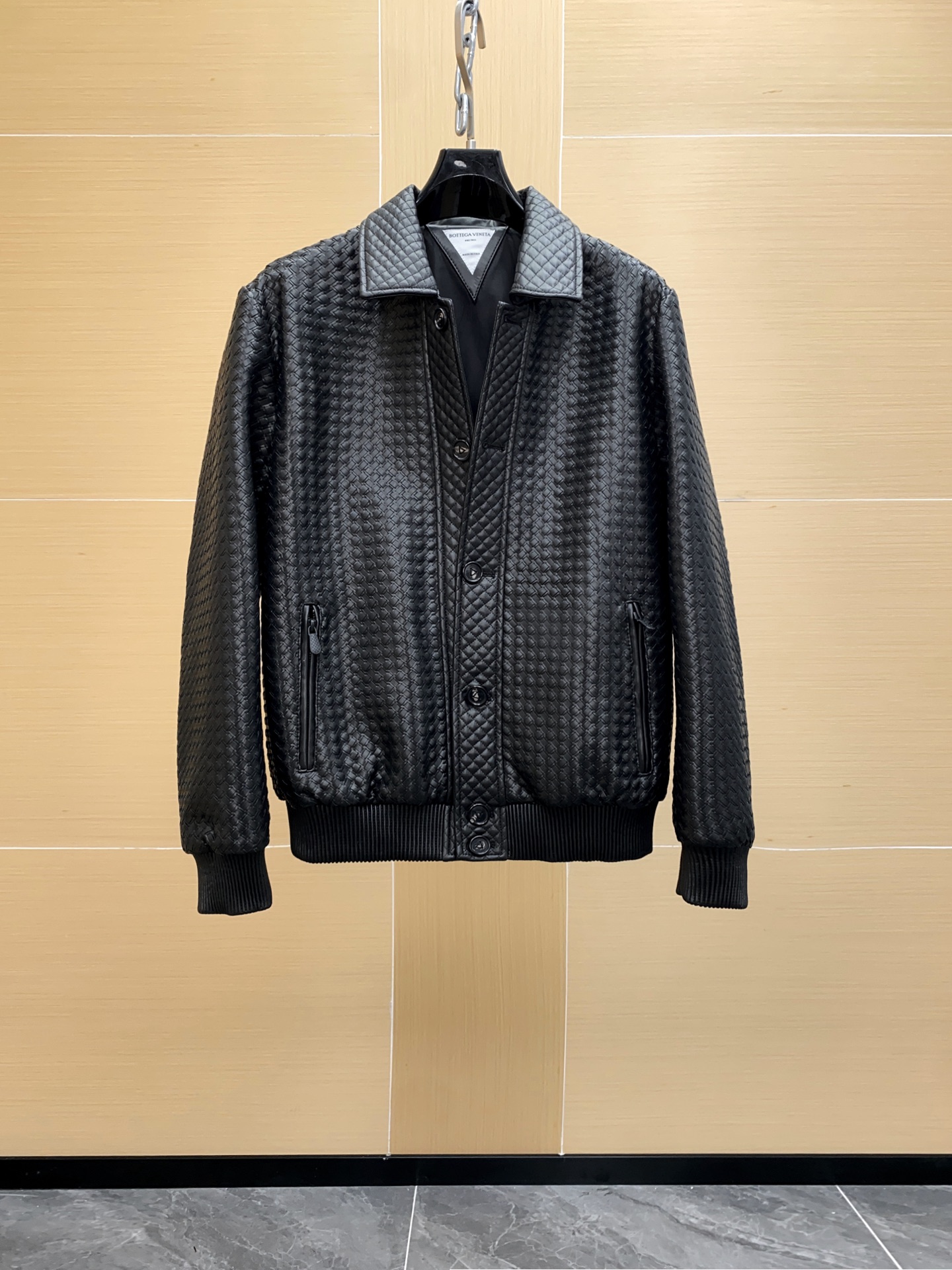 NO:688638,BV's leather jacket uses genuine leather weaving technology, with a high-end and unique texture. The black tone is low-key and stylish, and the details are perfect. The lapel + symmetrical pocket design is practical and layered, and it is very stylish for autumn and winter!  The woven texture makes the whole thing more three-dimensional. It looks great with jeans or casual pants. It can be easily worn in daily life or on the street. It is a limited edition and a must-have for personalized wear!  Size 48-56,,bottega veneta,jeans,jackets & coats,Top Customize119860909BV这款皮夹克采用真皮编织工艺,质感高级又独特,黑色调低调有型,细节满分.翻领+对称口袋设计,实用又有层次感,秋冬穿超有范！编织纹理让整体更立体,搭配牛仔裤或休闲裤都很出彩,日常或街头都能轻松驾驭.限量小众款,个性穿搭必备！尺码48-56,,bottega veneta,jeans,jackets & coats,Top Customize1,Men's clothing