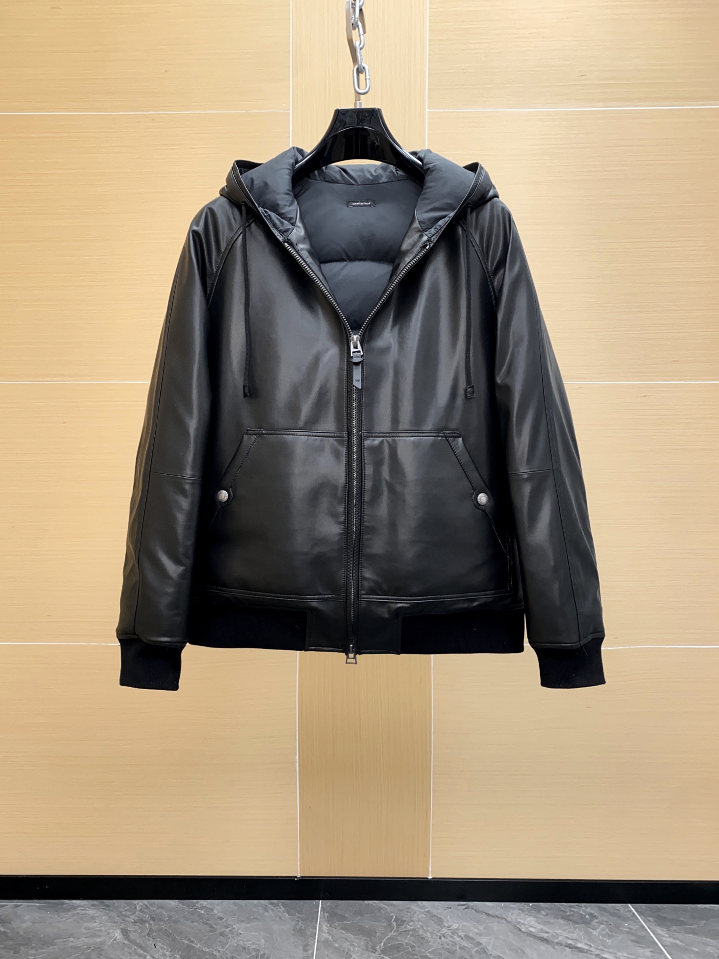 NO:688633,25ss new autumn and winter style!  -Tom F*ro stand collar sheepskin down leather jacket, sheepskin produced in Vienna. Many friends are eager to wear a leather jacket in winter, but ordinary leather jackets look bloated and have no personality. Leather down solves the personality of leather jackets and the temperature of down jackets. In this winter, you can choose a leather jacket, which will make you a beautiful scenery all winter!  Leather and down is a winter artifact that is a bit thick and very warm. The upper body is handsome and stylish. It is a high-end product made with exquisite and complex craftsmanship!  The waterproof and wind-blocking effect is very good. In this cold winter, you are not afraid of thin clothes. The texture is also very good. It is very suitable for fashionable men to wear with a sense of atmosphere. It is definitely the first choice quality of the elite!  A high-quality leather jacket is enough to become 'hard currency' in the wardrobe. It is a must-have item that men flock to during the dressing season. It is light and comfortable on the upper body!  It can easily occupy the entire winter matching season!  The slightly loose version with dropped shoulders, full-textured TF pullers, and original TF hardware accessories. Made of imported ultra-thin sheepskin, the color and texture are super awesome. This leather jacket is full of design, an improved version of the classic hunting jacket. It is filled with 90% white duck down, which is very warm, not bloated, and extremely functional!  The design sense of three-dimensional tailoring and sufficient materials will naturally increase your confidence!  The upper body is very muscular, the tailoring is perfect, the three-dimensional and slim fit is perfect, and it is cool to the core. The mix-and-match factor is extremely high in the matching season!  Color Black Size 48～56,,tom ford,tom ford,leather jacket,down jacket,sheepskin,Top Customize11986090925ss秋冬季新款！-Tom F*ro立领绵羊皮羽绒皮衣,维也纳出品绵羊皮,很多朋友到了冬天都渴望穿一件皮衣,但普通的皮衣看起来臃肿没有个性,皮羽绒解决了皮衣的个性,羽绒服的温度,在这个冬天你可以选一件皮衣,让你整个冬天都是一道亮丽的风景线！ 皮羽绒入冬神器有点厚实十分保暖,上身帅气有型,高端货工艺精湛复杂制作！防水挡风效果非常好,在这个冷的冬天也不怕衣服薄质感也很好,很适合潮男穿氛围感十足,压场面 绝对是精英阶层的首选品质！ 一件上乘的皮装足以成为衣橱里的“硬通货”,是穿搭季男士趋之若鹜的必备单品,上身轻薄舒服！可以轻松占据整个寒冬搭配季！落肩略宽松的版型,质感十足TF拉头,原版TF五金辅料.选用进口超薄绵羊皮,色泽质感超级牛逼,这款设计感十足的一款皮衣,经典猎装改良型风格,内充90的白鸭绒,保暖性十足,又不会臃肿,功能性爆棚！立体剪裁足料的设计感自然信心倍增！上身筋骨感极好,裁剪很绝,立体且修身到位,酷帅到骨子里的毒物,在搭配季混搭系数极高！ 颜色黑色 尺码48～56,,tom ford,tom ford,leather jacket,down jacket,sheepskin,Top Customize1,Men's clothing