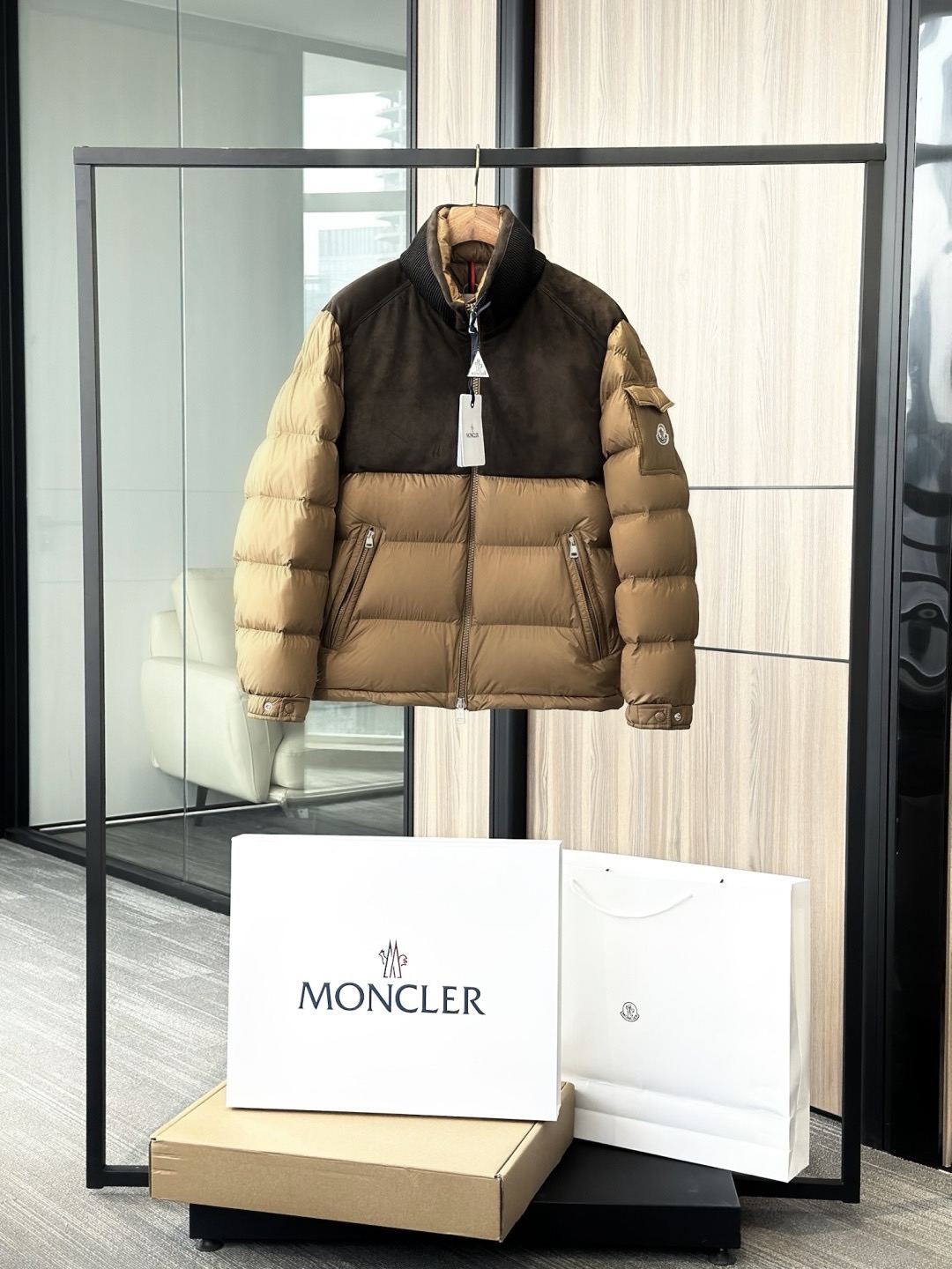 NO:688548,Ready for sale!  Super luxury men's over-the-mouth genuine leather high-end down jacket Zp level The first batch of large goods is launched. The only high-standard version. The first batch of counter editions are made. The annual finale Dingshuai jersey Main body Sheep leather Filling 95 large white goose down Filling capacity 300g Cheverny men's short down jacket coat Cheverny men's down jacket is embellished with soft details, adding a refined touch to the classic down jacket  The Cheverny Down Jacket combines performance and softness with contrasting effects. Short design, made of Airsoft fabric, lightweight and soft to the touch. Sleeve pockets are inspired by the Moncler Maya silhouette, a subtle nod to the brand's history. Details Made of Airsoft fabric Airsoft lining Front, back yoke and collar trim Filled with down Zip closure Zippered pockets Sleeve pockets with snap buttons Adjustable cuffs Regular fit Straight cut Exclusive original customization.  Authentic and original, exclusive imported leather limited, no need to compare with the market, no need to waste time looking at the F version of the market, no comparison is needed. What we sell is pure and perfect products, with a capable upper body. There is no pressure to put on the counter. The upper body version will really surprise you. The three-dimensional fit, the matching effect is outstanding. Casual autumn and winter style. Customer-supplied large-body genuine leather fabric. You can study it after receiving the goods. The whole piece is worthy of tasting in all aspects of fabric, leather, velvet filling and craftsmanship.  The attitude of being low-key and emphatic comes out. Wear it properly. High-end authentic imported sheep leather and goose down jacket. The classic model of the main line of the counter. The top-grade sheepskin is flexible and delicate. The grade is very wear-resistant and durable. The only one on the whole network. The only one on the whole network. Only this one. Ceiling-level new launch. Ceiling-level new launch. Large product display. High-end production with real gold and silver. A perfect product that can only be said to be worth buying!  !  (Please go to dedicated facilities for cleaning and dry cleaning. Do not bleach, iron at low temperature) Authentic details 1:1YB customization. Welcome to compare prices across the Internet, Moncler, jackets & coats, jackets & coats, down jacket, sheepskin, Top Customize119860909现货发售！超奢  蒙口 男士 真皮高端羽绒服Zp级别 第一批大货首发 . 唯一对标高版本 . 做出第一批专柜版 . 年度压轴 鼎帅战袍 主体 羊皮革 填充 95大朵白鹅绒 充绒量 300g Cheverny男士短款羽绒夹克外套 Cheverny男士羽绒夹克点缀柔软细节,为经典羽绒夹克增添精美气息 Cheverny羽绒夹克兼具性能与柔软,演绎对比鲜明的效果.短款设计,采用Airsoft面料制成,质地轻盈,触感柔软.衣袖口袋灵感源自Moncler Maya款型,巧妙致敬品牌历史. 细节 采用Airsoft面料制成 Airsoft衬里 正面、背面过肩和衣领饰边 填充羽绒 拉链开合 拉链口袋 衣袖口袋设有按扣 可调节袖口 常规版型 直筒裁剪 独家原版订制 . 正品原装 独家进口皮料限定,无需对比市面 ,市面看图F版的不用浪费时间 ,无需任何对比 我们卖的是纯纯完美货,上身干练. 上柜无压力 上身版型真的是让你惊讶到 立体的合身感,配搭完全效果出众 休闲秋冬款 客供大身真皮革面料 收到货可以研究一下,整件从面料、皮质、充绒 工艺方方面面都可以值得品味 低调有强调的态度出来了. 穿正的来 高端真品进口羊皮革鹅绒羽绒服 专柜主线的经典款 顶级的羊皮柔韧细腻 档次很好耐磨耐穿 全网只此独有 全网只此独有 天花板级全新首发 天花板级全新首发 大货展示展示 真金白银高端打造 入手只说值的完美产物 ！！（ 请前往专门的设施进行清洁干洗 不可漂白,低温熨烫） 真品细节1:1YB定制 欢迎全网比价比较,,Moncler,jackets & coats,jackets & coats,down jacket,sheepskin,Top Customize1,Men's clothing