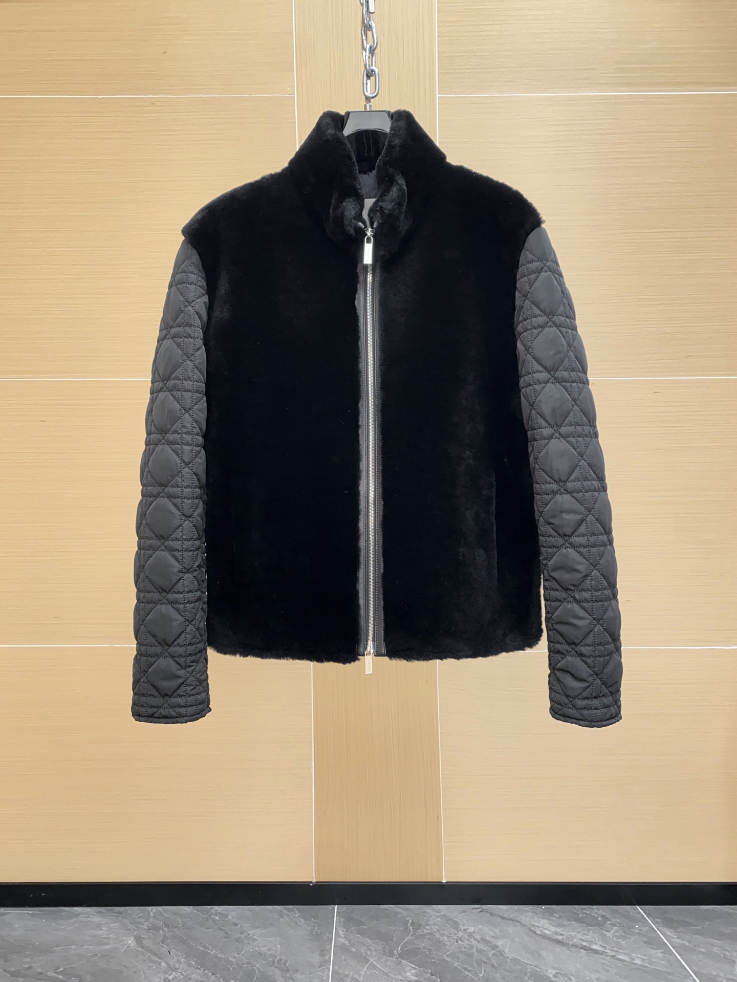 NO:688554,Dior quiet luxury series classic cannage patchwork fur!  The front body is made of fur!  Good warmth retention!  Dior exclusive cannage pattern on the back sleeves!  The flower pattern is unique and beautiful!  The splicing and matching are fashionable and convenient without looking bloated!  Don’t pick your body shape!  The fabric is not easily deformed and is young and fashionable!  Timeless!  Size 48-56,,dior,Top Customize119860909Dior 静奢系列 经典藤格纹拼接皮草！前身采用皮毛一体！保暖性好！后背袖子Dior专属藤格纹！花型独特好看！拼接搭配既时尚又便捷不显臃肿！不挑身材！面料不容易变形年轻时尚！不过时！尺码48-56,,dior,Top Customize1,Men's clothing