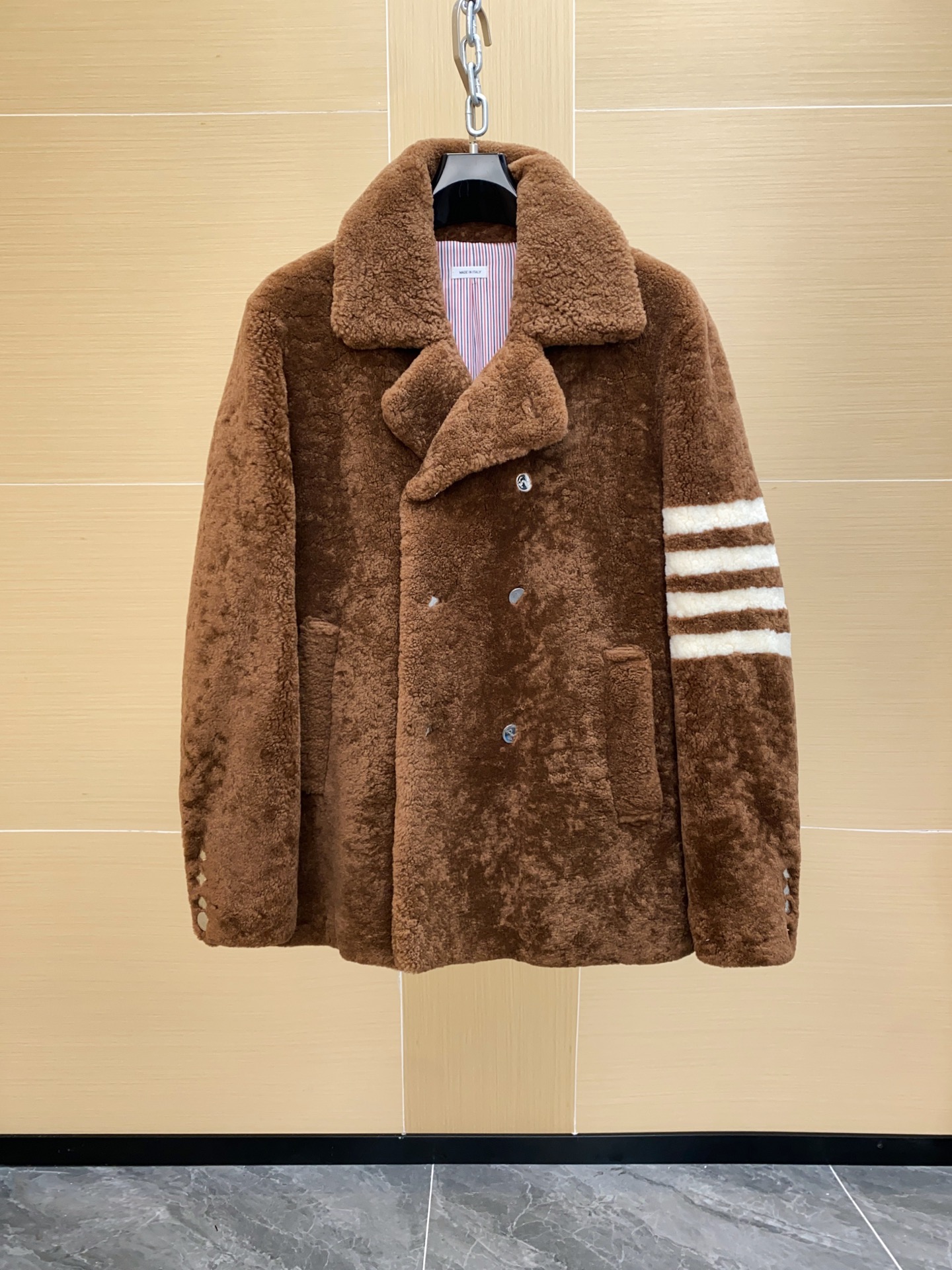 NO:688566,The new Thom Browne final hot style is made of fur, made of merino sheep fur, and has a mid-length version!  The suit collar is matched with a loose and large fit. It is suitable for both boys and girls. The texture is thick and warm, and the fur surface is very comfortable. TB's consistent style is fashionable and simple. This fur-integrated one is not only fashionable but also very warm!  This year's cold winter is indispensable without such a beautiful and warm fur coat,,business suit,sheepskin,Top Customize119860909上新Thom Browne 压轴爆款 皮毛一体  材质美丽奴羊皮毛一体 版型中长款！西装领搭配宽松大版型 男女生穿都OK 质感厚实保暖 毛面非常舒适 TB一贯风格便是时尚简约 这款皮毛一体 时尚之余还非常保暖！今年的冷冬不能少了这样好看又保暖的皮毛大衣,,business suit,sheepskin,Top Customize1,Men's clothing