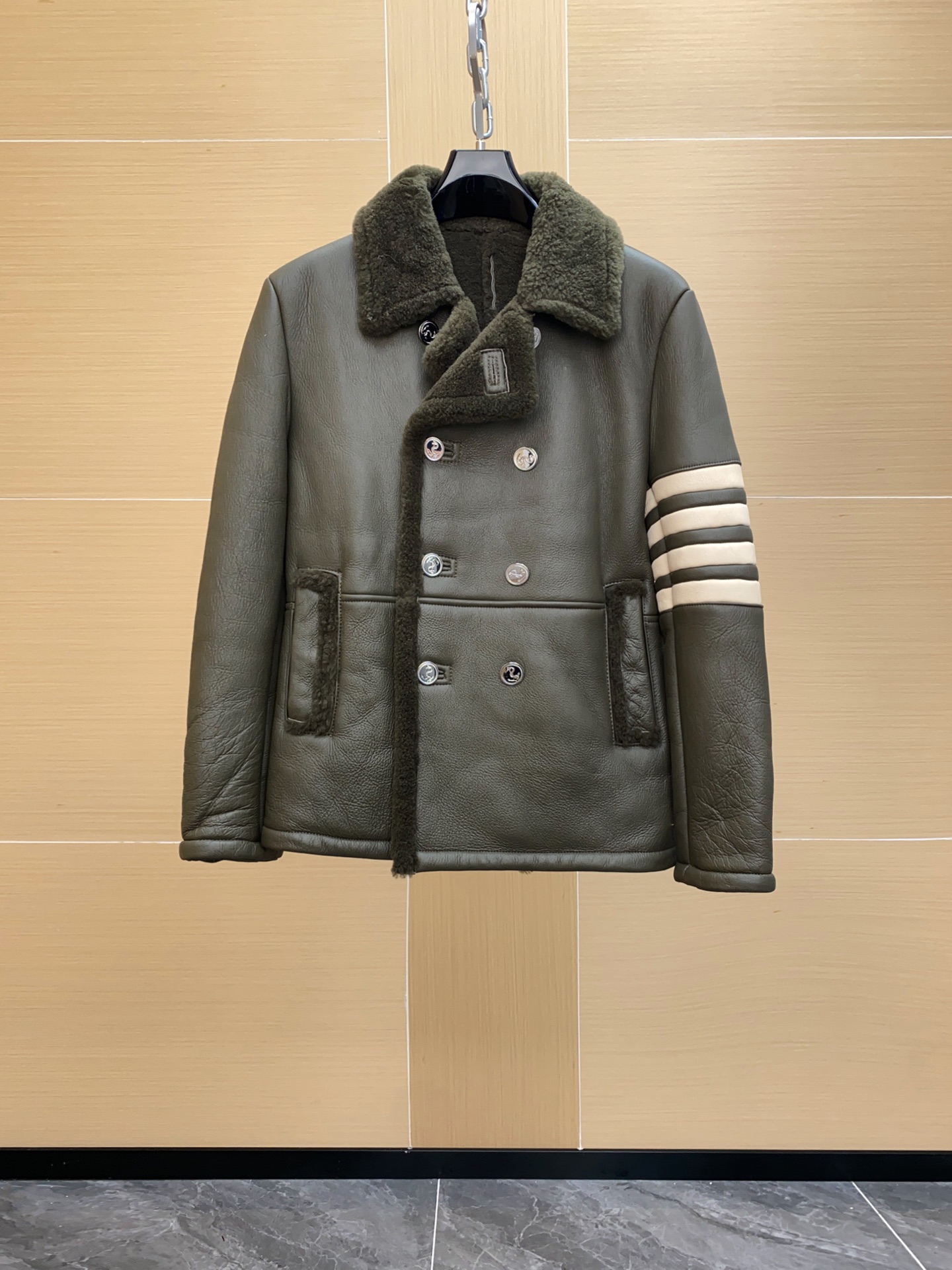 NO:688604,thom Browne I can’t help it. There are so many good-looking models that I can’t even think of words. Australian imported fur, not domestic leather or Australian fur on the market. This is a must-have for TB fans. It’s so good-looking. It has a slightly loose fit and is very slim. Sizes 48-56,,Top Customize119860909thom Browne 没办法 好看的款太多了 我想都发 词穷 澳洲进口皮毛一体 非市面上的国产皮或澳毛 这款TB迷必须入的 太好看了 微宽松版型 非常显瘦 尺码48-56,,Top Customize1,Men's clothing