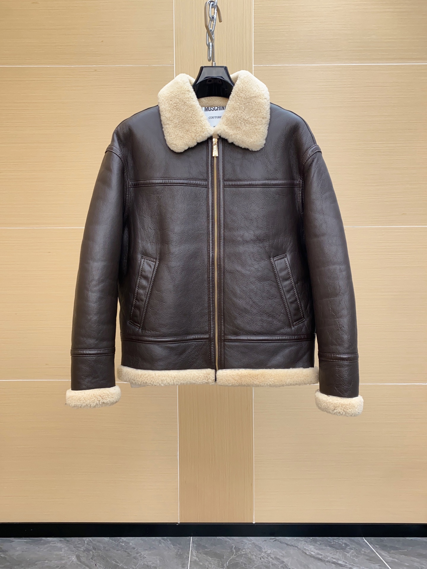 NO:688600,MOSCHINO's new 'hug me' series fur one-piece. This brand's popular model. Fur one-piece imported from Türkiye. The creative design pattern is very eye-catching!  The brown retro fur makes the clothes look better as time goes by, full of retro feel and not easy to go out of style. Sizes 48-56,,Top Customize119860909MOSCHINO 新品“hug me”系列皮毛一体 此品牌的热门款 土耳其进口皮毛一体 创意设计图案 非常抢眼哦！棕黄色复古皮毛让衣服越穿越好看 复古感满满 不易过时 尺码48-56,,Top Customize1,Men's clothing