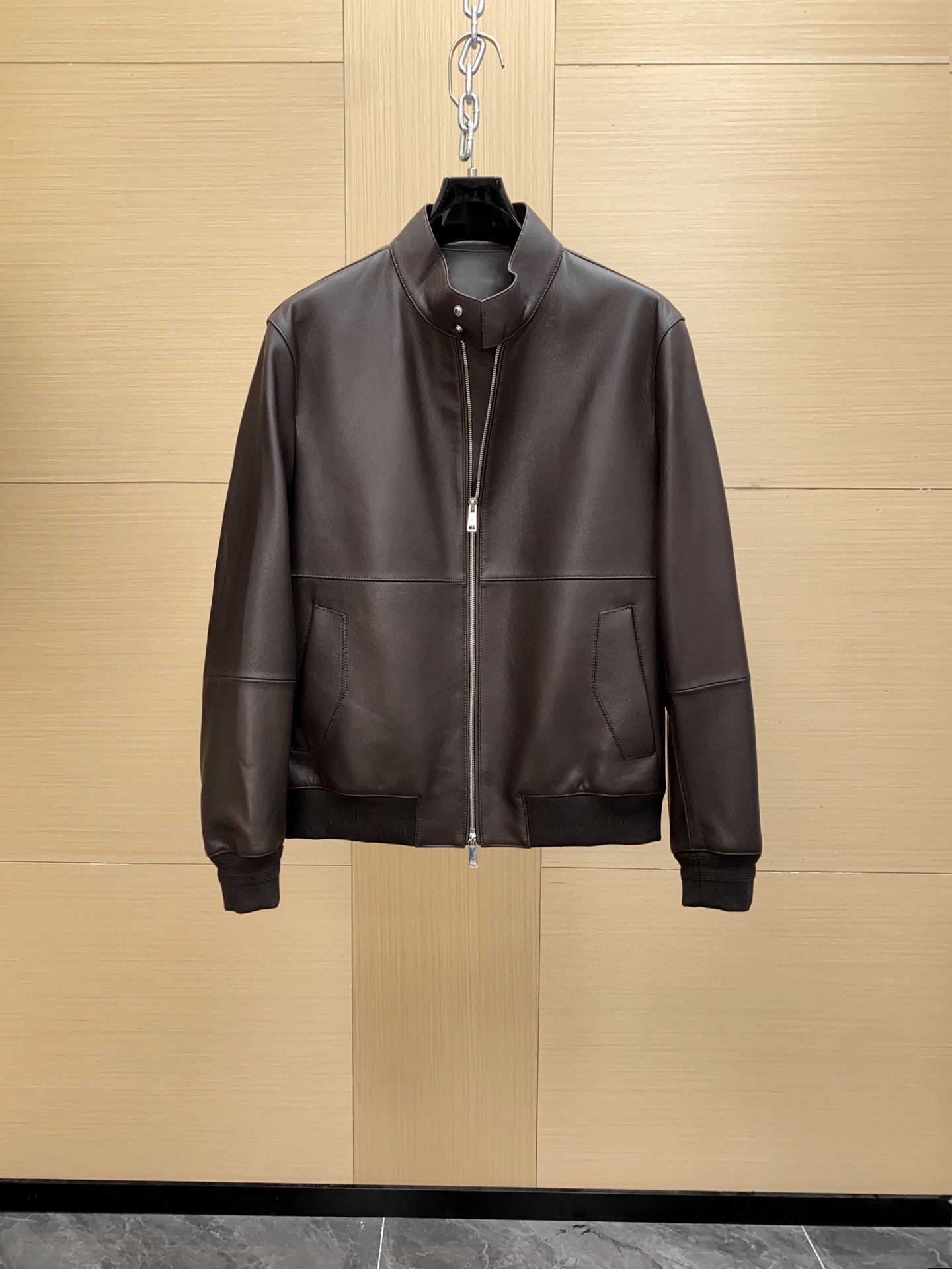 NO:688579,Ermenegildo Zegna EZ25FW new top-notch nappa lambskin stand-collar jacket for autumn and winter, men's classic pilot style black short zipper jacket leather jacket!  Trading company channels are rarely available, and the official website is on sale at the same time for 37,700 RMB!  Z's high-end genuine leather jackets are extremely rare and rare products, equipped with exclusive independent dust bag packaging, good things in full condition, high-end gifts for personal wear!  This jacket is made of imported first-layer nappa lambskin material. It has a comfortable and soft touch, smooth and delicate grain, clear and beautiful texture. The suede leather has small pores, even distribution, large extensibility, and the oily and shiny texture is enough to show its luxurious atmosphere!  The regular cut fits the body, and the upper body is handsome and stylish. It is paired with a skin-friendly baseball neckline design, showing a sense of elegance and quality!  The hem is custom-made with rib knit trimming, which combines with the luxurious texture of leather to form a striking urban style. It is moderately thick, ultra-lightweight design, lightweight and portable, and has a high-density waterproof, anti-static and breathable film lining inside, making it very comfortable next to the body!  Size 48-56,,zegna,jackets & coats,jackets & coats,leather jacket,sheepskin,Top Customize119860909杰尼亚 EZ25FW秋冬新款顶级纳帕小羊皮立领夹克,男士经典飞行员式黑色短款拉链夹克皮衣外套！贸易公司渠道稀出,同步官网发售37700RMB！Z家高端真皮夹克外套,数量极其稀缺的稀缺臻品,配备专属独立防尘袋包装,全品相的好东西,自穿高档送礼高级！ 此款夹克采用客供进口头层纳帕小羊皮材质制成, 触感舒适柔软,粒面平滑细致,纹路清晰美观,小山羊皮革毛孔细小,分布均匀,延伸性大,油润光泽的质感足以展现它的奢华气息！合身常规的版型裁剪,上身帅气又有型,搭配贴肤的棒球领口设计,尽显高雅品质感！下摆定制罗纹针织修边,与皮革的奢华质感形成醒目都市风范,厚薄适中,超轻量化设计,轻巧便携,内里高密防水防静电透气薄膜衬里,贴身非常舒服！尺码48-56,,zegna,jackets & coats,jackets & coats,leather jacket,sheepskin,Top Customize1,Men's clothing