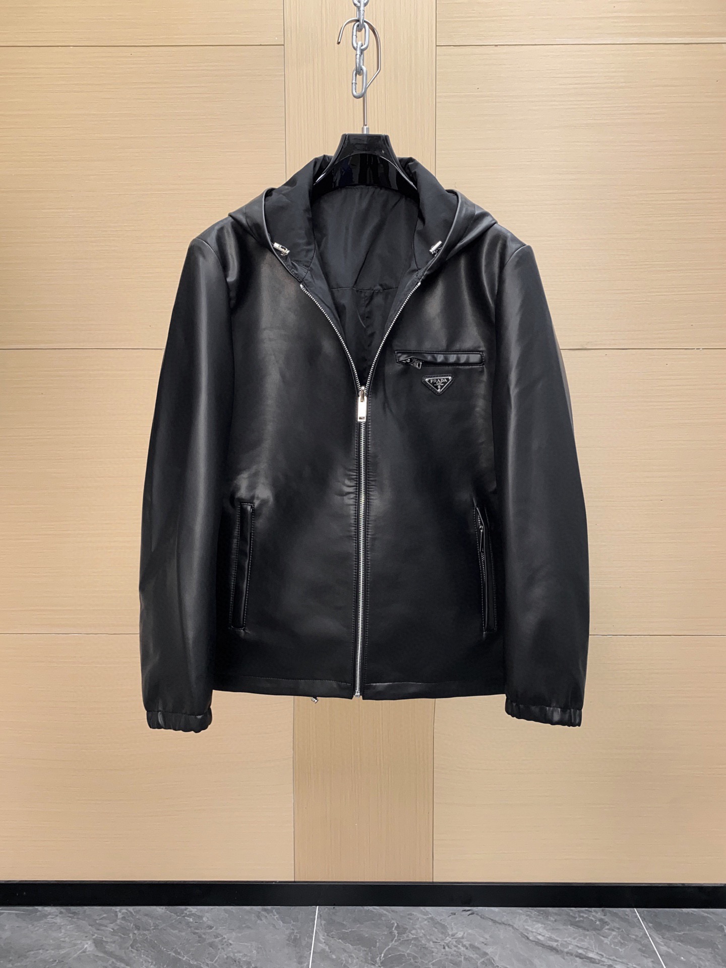 NO:688584,Ready for sale!  PRADA's latest top-notch reversible leather jacket P Home released the 2025 spring and summer series on July 14, breaking the representation of image flow and using three-dimensional visual narrative to present the art of clothing under 'multiple perspectives'!  This men's leather jacket has a neat silhouette, slim fit, and a good fit. The fabric used is sheepskin imported from New Zealand, which feels thick and flexible, and is endowed with the volume and craftsmanship of advanced customization. It is outlined in simple black, which is simple and futuristic. Re-examine it with a serious attitude, return to the original intention and start again!  Size 48-58,,prada,leather jacket,sheepskin,Top Customize119860909现货发售！PRADA 最新顶级双面穿皮衣 P家于7月14日发布2025春夏系列,打破图像流之表征以立体视觉叙述,呈现“多重视角”下的服装艺术！该款男装皮衣单品廓形利落,修身,合体.在面料的运用上是新西兰进口绵羊皮,手感厚重柔韧,被赋予了高级定制的量感和工艺.用简单黑色勾勒,又简约又具有未来感,用严肃的态度重新审视,回归初心再次出发！尺码48-58,,prada,leather jacket,sheepskin,Top Customize1,Men's clothing