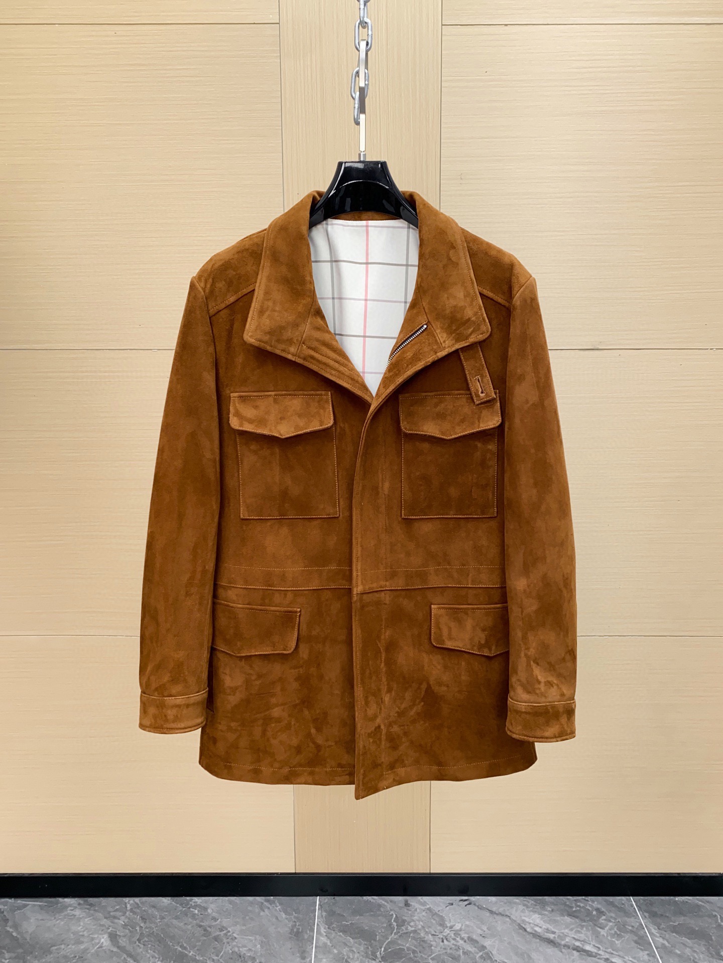 NO:688593,Loro Piana classic traveler hunting mid-length sheepskin jacket is made of high-quality mixed suede sheepskin, which is soft and delicate, low-key and luxurious. The stand-up collar and multi-pocket design are practical and stylish. The camel color is versatile and can easily create an old money style or a simple accent. Each piece is handmade and unique!  Size 48-56,,loro piana,jackets & coats,sheepskin,Top Customize119860909Loro Piana 经典旅行者猎装中长款羊皮夹克 选用高品质混种绒面羊皮,柔软细腻, 低调奢华,立领多口袋设计,实用又有型,驼色百搭,轻松打造老钱风或简约腔调.每件都是手工制作,独一无二！尺码48-56,,loro piana,jackets & coats,sheepskin,Top Customize1,Men's clothing