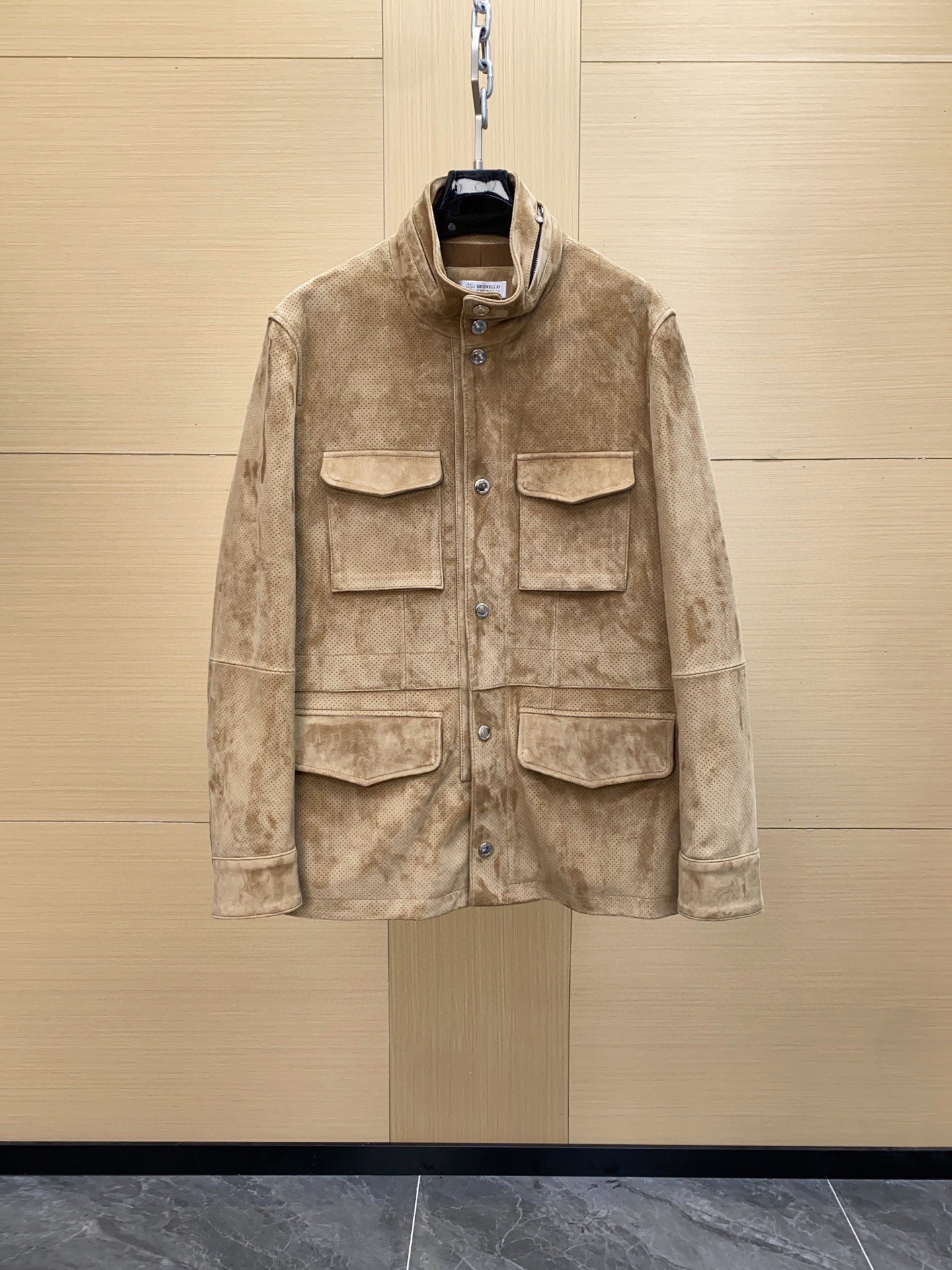 NO:688596,Brunello Cucinelli's classic traveler hunting jacket is made of high-quality mixed suede sheepskin, which is soft and delicate, with laser drilling technology on the leather surface. It is low-key and luxurious, with a stand-up collar and multi-pocket design, practical and stylish. The camel color is versatile and can easily create an old-money style or a simple accent. Each piece is handmade and unique!  Size 48-56,,brunello cucinelli,jackets & coats,sheepskin,Top Customize119860909Brunello Cucinelli 经典旅行者猎装夹克 选用高品质混种绒面羊皮,柔软细腻, 皮面激光打孔工艺.低调奢华,立领多口袋设计,实用又有型,驼色百搭,轻松打造老钱风或简约腔调.每件都是手工制作,独一无二！尺码48-56,,brunello cucinelli,jackets & coats,sheepskin,Top Customize1,Men's clothing