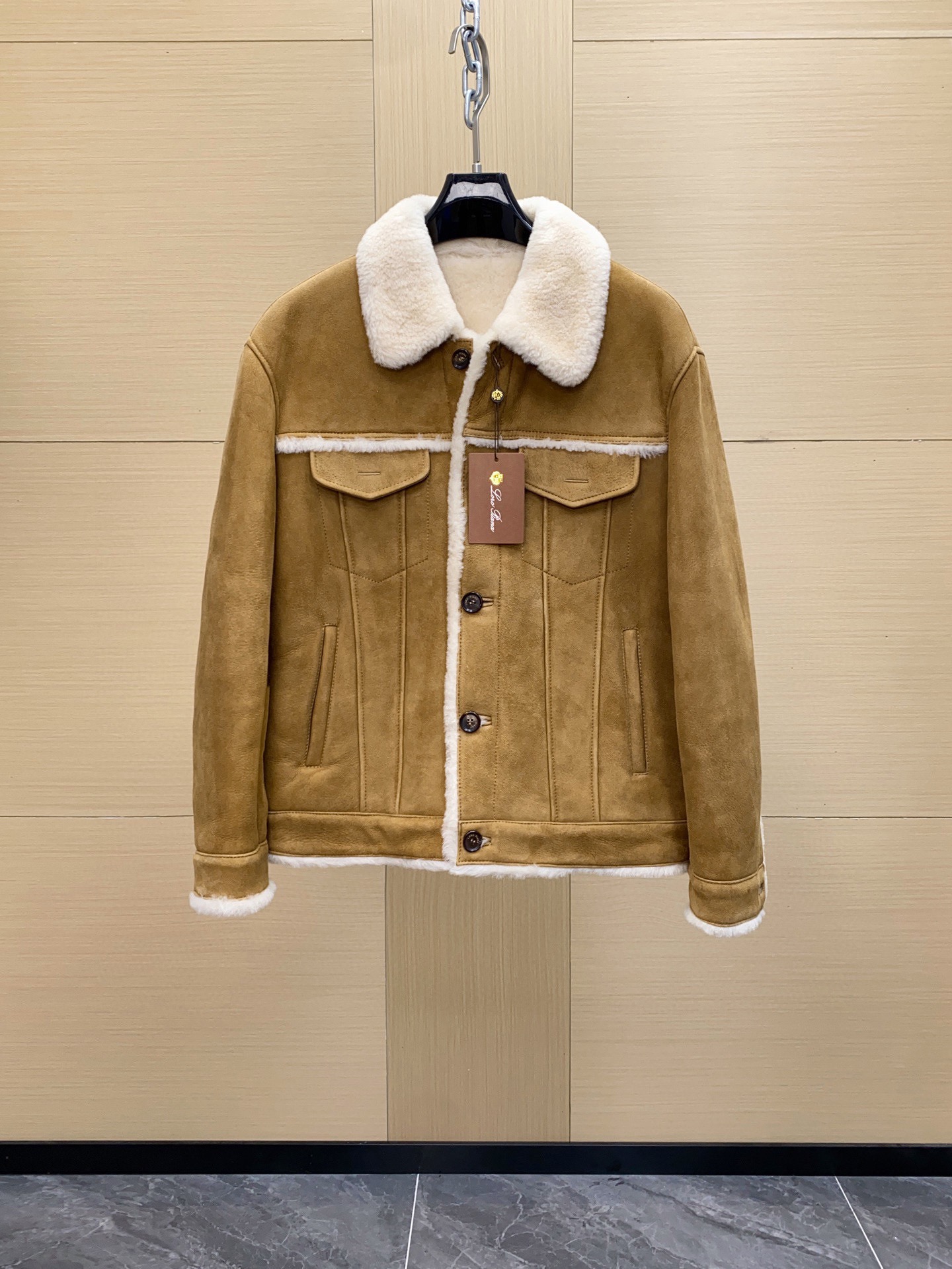 NO:688599,Loro piana fur collar, grained fur one-piece fabric leather jacket for men, adds warmth to the layering look. Imported Spanish merino sheep fur one-piece, smooth wool leather, full of high-end sense, size 48-56,,loro piana,jackets & coats,leather jacket,sheepskin,Top Customize119860909Loro piana 毛领粒面皮毛一体拼织物皮衣夹克男 ,为叠搭造型再添暖意.进口西班牙美利奴羊皮毛一体 柔滑羊毛皮革 满满的高级感 尺码48-56,,loro piana,jackets & coats,leather jacket,sheepskin,Top Customize1,Men's clothing