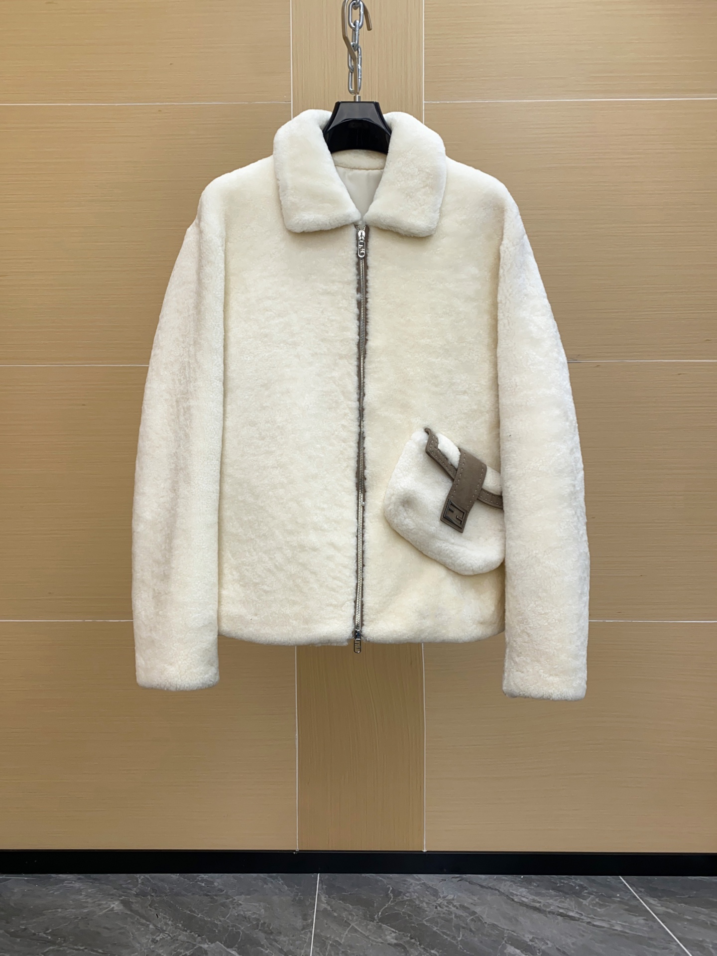 NO:688650,Fendi's new fur one-piece. This fur one-piece is a must-have. Customers who come to the store to see the actual product are full of praise!  Exclusive and the first to open a mold to customize the hardware. Matte gun color. Excellent texture. Sheepskin imported from Australia. Thick and warm. A good style that can be worn for ten years and never goes out of style. The large side pockets on the upper body are like carrying a fendi crossbody bag. Full of personality. Sizes 48-56,,fendi,satchels,crossbody bags,sheepskin,Top Customize119860909Fendi 新品皮毛一体 吹爆这款皮毛一体 必入款 来店看实物的客人均赞不绝口！独家率先开模定制五金 哑光枪色 质感绝好 澳洲进口羊皮毛一体 厚实温暖 一个可以穿上十年都不过时的好款 侧面大口袋上身就像背着一个 fendi 斜挎包 个性十足 尺码48-56,,fendi,satchels,crossbody bags,sheepskin,Top Customize1,Men's clothing