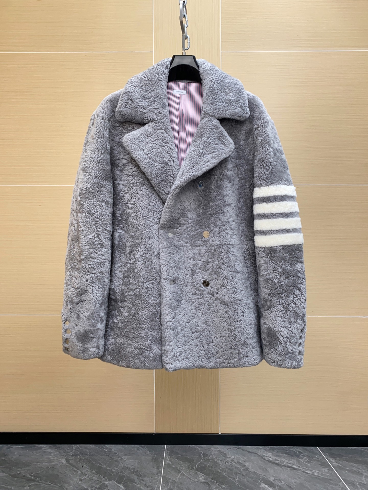 NO:688753,The new Thom Browne final hot style is made of fur, made of merino sheep fur, and has a mid-length version!  The suit collar is matched with a loose and large fit. It is suitable for both boys and girls. The texture is thick and warm, and the fur surface is very comfortable. TB's consistent style is fashionable and simple. This fur-integrated one is not only fashionable but also very warm!  This year's cold winter is indispensable without such a beautiful and warm fur coat,,business suit,sheepskin,Top Customize119860909上新Thom Browne 压轴爆款 皮毛一体  材质美丽奴羊皮毛一体 版型中长款！西装领搭配宽松大版型 男女生穿都OK 质感厚实保暖 毛面非常舒适 TB一贯风格便是时尚简约 这款皮毛一体 时尚之余还非常保暖！今年的冷冬不能少了这样好看又保暖的皮毛大衣,,business suit,sheepskin,Top Customize1,Men's clothing