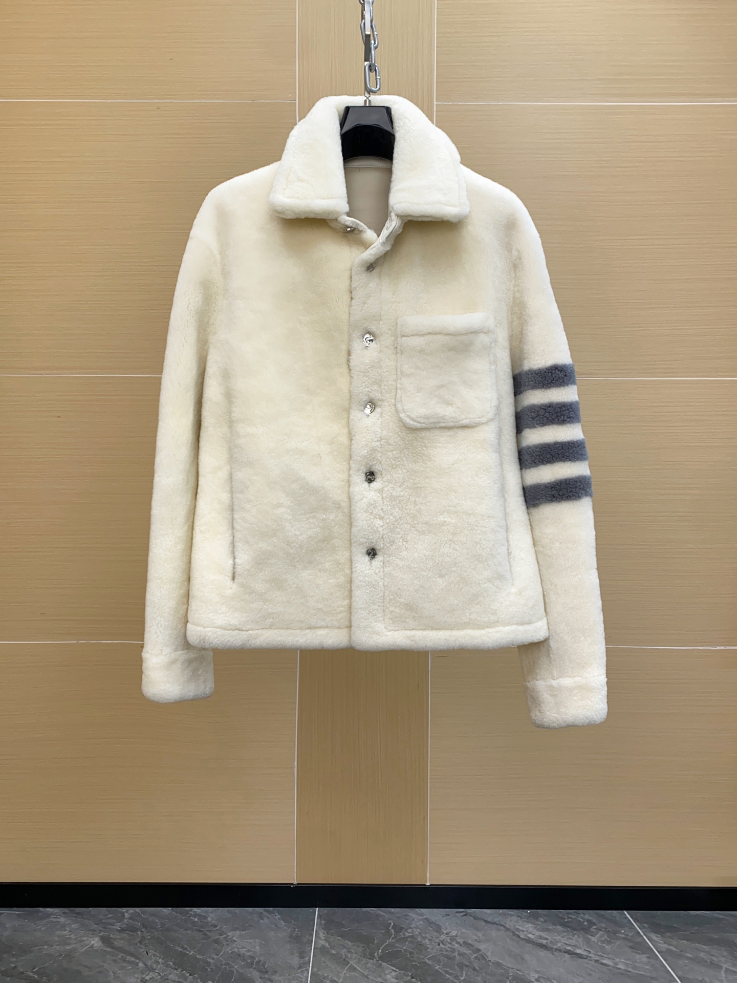 NO:688750,thom Browne I can’t help it. There are so many good-looking models that I can’t even think of words. Australian imported fur, not domestic leather or Australian fur on the market. This is a must-have for TB fans. It’s so good-looking. It has a slightly loose fit and is very slim. Sizes 48-56,,Top Customize119860909thom Browne 没办法 好看的款太多了 我想都发 词穷 澳洲进口皮毛一体 非市面上的国产皮或澳毛 这款TB迷必须入的 太好看了 微宽松版型 非常显瘦 尺码48-56,,Top Customize1,Men's clothing