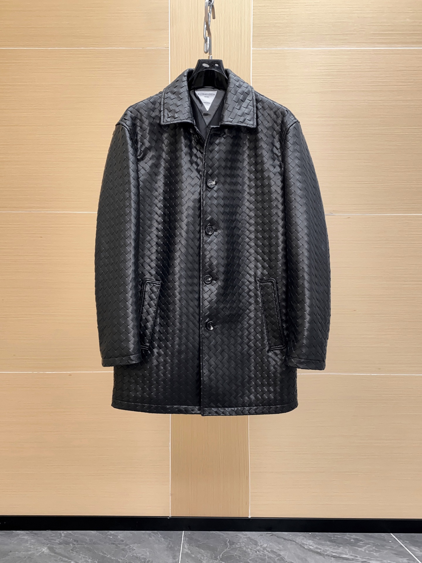 NO:688757,BV classic Italian sheepskin hand-woven leather windbreaker jacket, classic wardrobe series, matching becomes a breeze! A little cool, a little neutral, a little uninhibited It is rare to find a style item that stands in the center of the fashion circle all year round. Sizes 48-56,,bottega veneta,jackets & coats,leather jacket,sheepskin,Top Customize119860909BV 经典意大利羊皮手工编织皮衣风衣外套,经典衣柜系列,搭配就成了一件轻而易举的事情!有点酷、有点中性、有点不羁 这样常年屹立于时尚圈中心不倒的风格单品可不多见.尺码48-56,,bottega veneta,jackets & coats,leather jacket,sheepskin,Top Customize1,Men's clothing