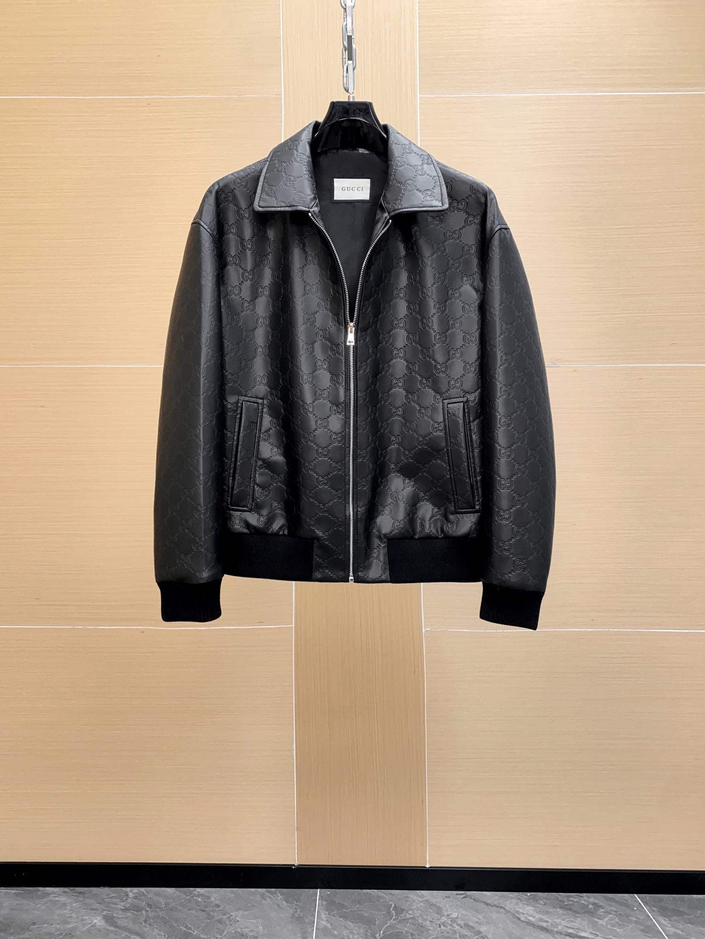 NO:688752,Gucci Gucci’s latest recommendation!  Gujia carefully makes business casual sheepskin jackets!  Using exclusive custom embossing process!  Embossed and embossed premium quality limited edition!  Definitely worth collecting!  The style is suitable for both light and business people, and it feels very comfortable. It is a super versatile and good-looking model, not a common version in the market. Feel free to compare and the quality is absolutely guaranteed. The brand has always been famous for its high-end, luxury and sexy. Gucci is now the largest fashion group in Italy. Although such luxury goods always scare away many people, it leaves a good impression in people's hearts. Gucci's brand logo is overall harmonious and harmonious.  A series of distinctive and contemporary romantic clothing and accessories are undoubtedly the result of his aesthetic; while the store presents Michele's creative concept into dreamlike and exciting works. Sizes 48-56,,gucci,gucci,gucci,jackets & coats,sheepskin,Top Customize119860909Gucci 古驰 最新重磅推荐！ 古家精心制作商务休闲羊皮夹克！采用专属定制压花工艺！压花凹凸优质限量发售！绝对值得收藏！ 版型适合人群广轻商务人士皆可、手感非常舒服 超级百搭好看的一款、非市场普通版本 随意对比 品质绝对保证 品牌一向以高档、豪华、性感而闻名于世,古驰现在是意大利最大的时装集团 虽然说这样的奢侈品总是会让很多人望而却步,却在人们心中留下了美好的印象.古驰的品牌标志整体并且和谐、 一系列极具特色以及当代浪漫主义的服饰及配饰无疑是其审美的成果；而门市则将米开理的创作理念呈现为如梦似幻、激动人心的作品.尺码48-56,,gucci,gucci,gucci,jackets & coats,sheepskin,Top Customize1,Men's clothing