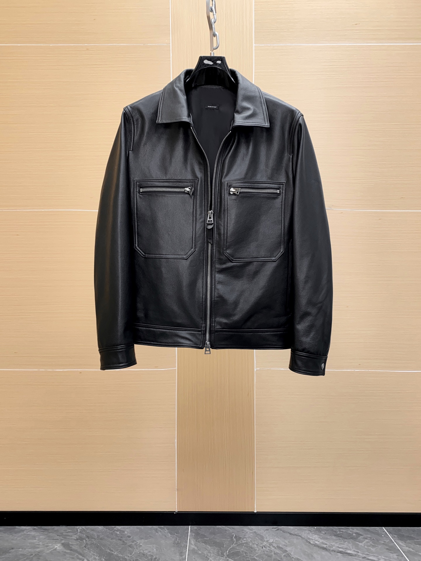 NO:688754,TOMFORD TF official website synchronized sheepskin jacket, selected high-quality uncoated lambskin, elastic, good recovery, elegant and high-end, rich texture, three-dimensional cutting, Italian style craftsmanship, suitable for various occasions, custom electroplated brushed distressed hardware, very textured, black 48-56,, tom ford, tom ford, jackets & coats, sheepskin, Top Customize119860909TOMFORD TF官网同步羊皮夹克,甄选上乘无涂层小羊皮,有弹力,恢复性好,优雅中带着高级,质感丰富,立体裁剪,意大利版型工艺,适合各式场合,定制电镀拉丝做旧五金,非常有质感,黑色 48-56,,tom ford,tom ford,jackets & coats,sheepskin,Top Customize1,Men's clothing