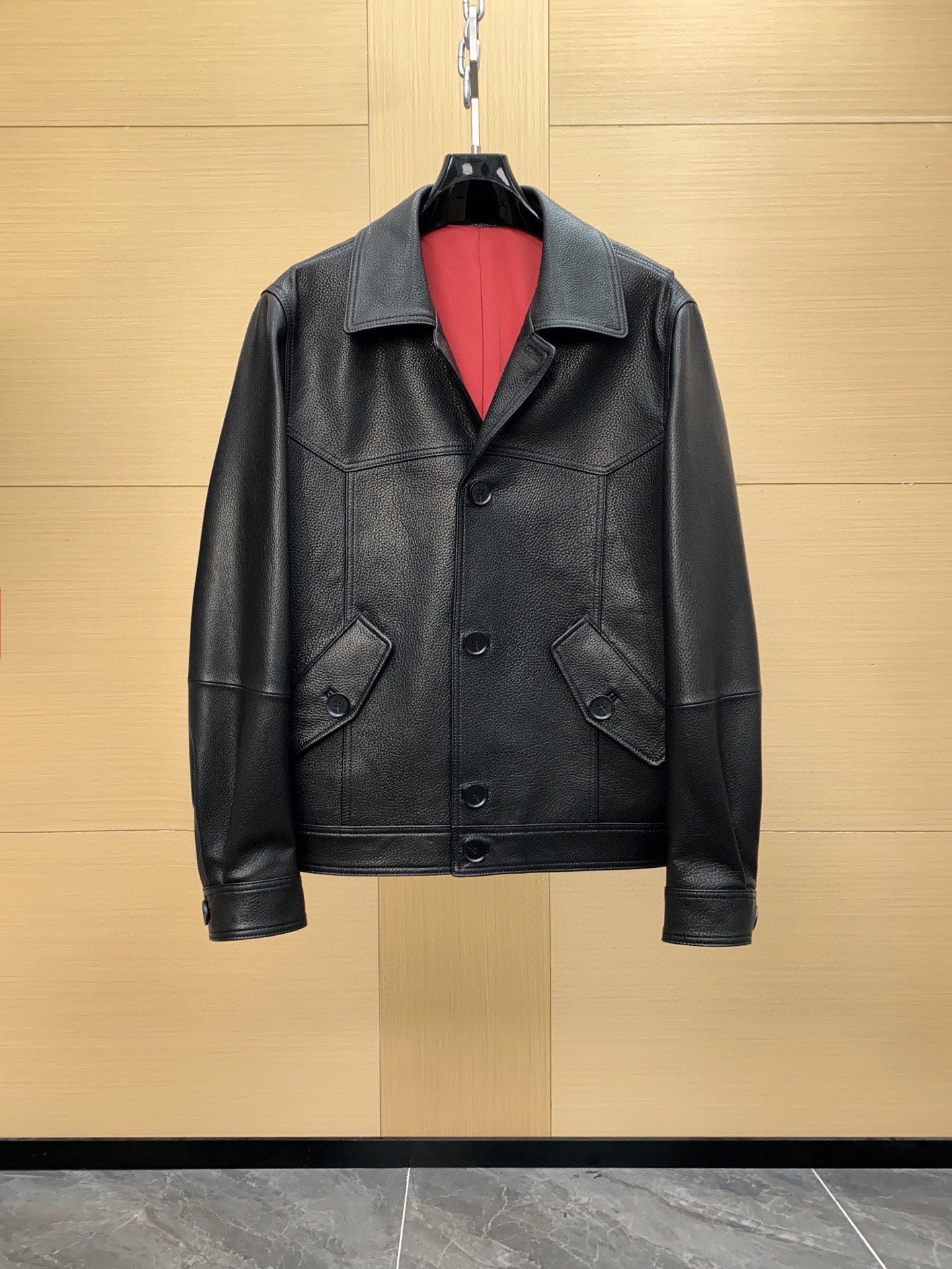 NO:688742,Ready for sale!  BC Men's Brunello Cucinelli Casual Fashion Short Jacket Leather Jacket . Leather Bomber Jacket ｜ Be sure to make it exclusively!  No load on your wallet!  !!!Easily own the highest grade in autumn and winter. Material sheep leather. Lining cupro Brunello.  The material of Cucinelli shows the traditional taste of this short jacket. The jacket is made of carefully selected leather, and the grain matches the slightly irregular texture, creating a unique feature. The shirt-style collar and double placket structure, with flap pockets and practical multi-level storage inner pockets, combined with the standard version, highlight the design of the jacket. Taking into account both functionality and daily wear. The overall version is neat and fitted, interpreting the low-key and luxurious gentleman style. It is a high-end jacket with both casual and elegant temperament.  Detailed zip and press-button double placket | Shirt-style collar | Patch-pocket flap and buttoned hem pockets | Ribbed cuffs and hem | Two buttoned interior pockets and a pen pocket | Lined  Made of high-quality sheep leather, the leather texture is natural and delicate, showing a slightly irregular grain effect, which not only retains the original texture of the real leather, but also highlights the unique sense of high-end. The sheep leather feels soft but has good stiffness, is light and comfortable, and is suitable for long-term wear. The leather has been  Fine tanning and post-processing processes effectively improve the wear resistance and tensile strength. The surface has a slight luster, which combines texture and durability. The grain texture shows layered changes under light and shadow, making the overall jacket more three-dimensional. The auxiliary metal zippers and exclusive engraved snap buttons highlight the brand's exquisite style in the details; echoing the smooth touch of cupro fiber inside, the combination of leather and lining ensures comfort and breathability when wearing.  It is also matched with exclusive leather binding and embroidered buttonholes, showing the level of Italian craftsmanship. The cuffs and hem are edged with ribbed fabric, taking into account practicality and design, improving the stability of the overall silhouette, brunello cucinelli,wallets,jackets & coats,jackets & coats,shirts,leather jacket,sheepskin,Top Customize119860909现货发售！BC男装 Brunello Cucinelli 休闲时尚短夹克皮衣外套 . 皮革飞行员夹克 ｜ 认准独家打造！钱包无负荷！!!!秋冬轻松拥有最高档次 材质羊皮革 里料铜氨纤维 Brunello Cucinelli的材料展现了这款短夹克的传统品味.夹克采用精选皮革制作,粒面契合些许不规则的纹理,营造自成一家的特色.衬衫式衣领与双门襟结构,搭配翻盖式口袋与实用的多层次收纳内袋,与标准版型组合,彰显了夹克的设计感.兼顾功能性与日常穿搭.整体版型利落合身,诠释低调奢华的绅士风格,是一款兼具休闲与优雅气质的高端夹克  细节设计拉链和揿扣双门襟 ｜衬衫式领子｜贴袋式翻盖和系扣下摆口袋｜袖口和下摆罗纹编织｜两个系扣内口袋和一个笔袋｜带衬里 选用上乘羊皮革制作,皮面纹理自然细腻,呈现轻微不规则的粒面效果,既保留了真皮的原始质感,又凸显出独特的高级感.羊皮革手感柔软却具备良好的挺括度,轻盈舒适,适合长时间穿着. 皮料经过 精细鞣制与后道处理工艺,有效提升了耐磨性与抗拉强度,表面带有微光泽感,兼具质感与耐用性.粒面肌理在光影下呈现层次变化,使整体夹克更显立体. 辅料金属拉链与专属刻字四合扣,细节中彰显品牌精致格调；与内里 铜氨纤维的顺滑触感相互呼应,皮革与衬里的结合保证了穿着时的舒适性与透气性. 并搭配专属皮革包边与刺绣扣眼,尽显意大利工艺水准.袖口与下摆使用罗纹织物收边,兼顾实用性与设计感,提升整体廓形稳定度,,brunello cucinelli,wallets,jackets & coats,jackets & coats,shirts,leather jacket,sheepskin,Top Customize1,Men's clothing