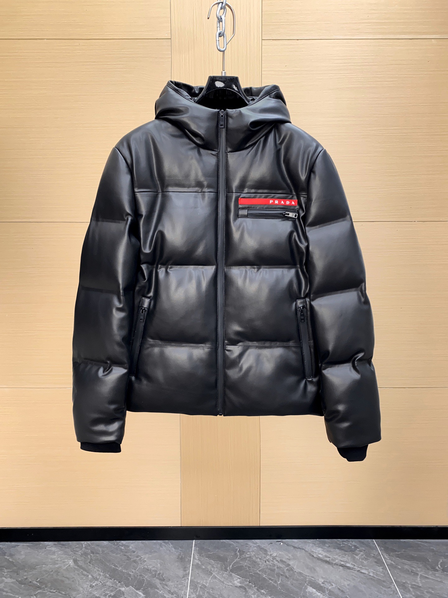 NO:688760,PRADA's top-quality seamless rubberized hooded genuine leather down!  Imported Italian sheepskin!  Super strong outdoor hooded down leather jacket for the 24th New Year!  A must for regular customers!  The final product of the year is the leather down jacket. It is a high-quality product. From craftsmanship to material, workmanship and style, it is one of the best. It is a top-notch outdoor leather jacket and a favorite of mature men!  !  The regular hooded version is looser and slightly slimmer, and the upper body effect is more prominent!  The dropped shoulder design has loose shoulders and is more suitable for people to wear!  Outer layer selection: Imported sheepskin material, oil-wax style leather surface, ultra-thin coating process, different from smooth sheepskin material, the leather is more durable, windproof, waterproof and cold-resistant!  Perfect for outdoor weather in the city!  The placket adopts laminated waterproof zippers, and the front panel and pockets are equipped with vertical laminated waterproof zippers to ensure waterproofing and windproofing to the end!  The inside is filled with 90% white goose down material, divided into compartments, each compartment is just right, fluffy and full!  Hooded genuine leather down jacket, the hood is not removable, and the overall workmanship is extremely complex and heavy. Even the hood is made of sheepskin, and the PA brand logo is embossed on the chest with a steel mold. The details are perfect!  Sizes 48–56,,prada,jackets & coats,down jacket,sheepskin,hats,Top Customize119860909PRADA 极品无缝压胶 爆款连帽真皮羽绒！进口意大利绵羊皮！24跨年超强户外连帽羽绒皮夹克！老客必入！年度皮羽绒夹克收官之作,臻品强货,不论是从工艺到材质,做工到版型都,都堪称百里挑一,鼎级户外型皮装,成熟男士的心水好物！！ 常规的连帽版型,款式更加宽松略显修身,上身效果更为凸出！落肩的设计,肩部松量,更适宜人群穿着！ 外层甄选 进口绵羊皮材质,油蜡风格的皮面,超薄涂层工艺处理,区别光面的羊皮材质,皮质更为耐穿耐用,防风防水又抗寒！即使身处都市户外天气也能完美应对！ 门襟采用压胶防水拉链,前片和口袋,均配备竖压胶防水拉链,将防水防风进行到底！内里填充90白鹅绒材质,分格填充,每一格都恰到好处,蓬松而饱满！ 连帽真皮羽绒服,连帽不可拆卸,且整体的做工极其复杂重工,就连帽子都复合绵羊皮,胸口钢模压印PA品牌logo徽标,细节完美！ 尺码48–56,,prada,jackets & coats,down jacket,sheepskin,hats,Top Customize1,Men's clothing