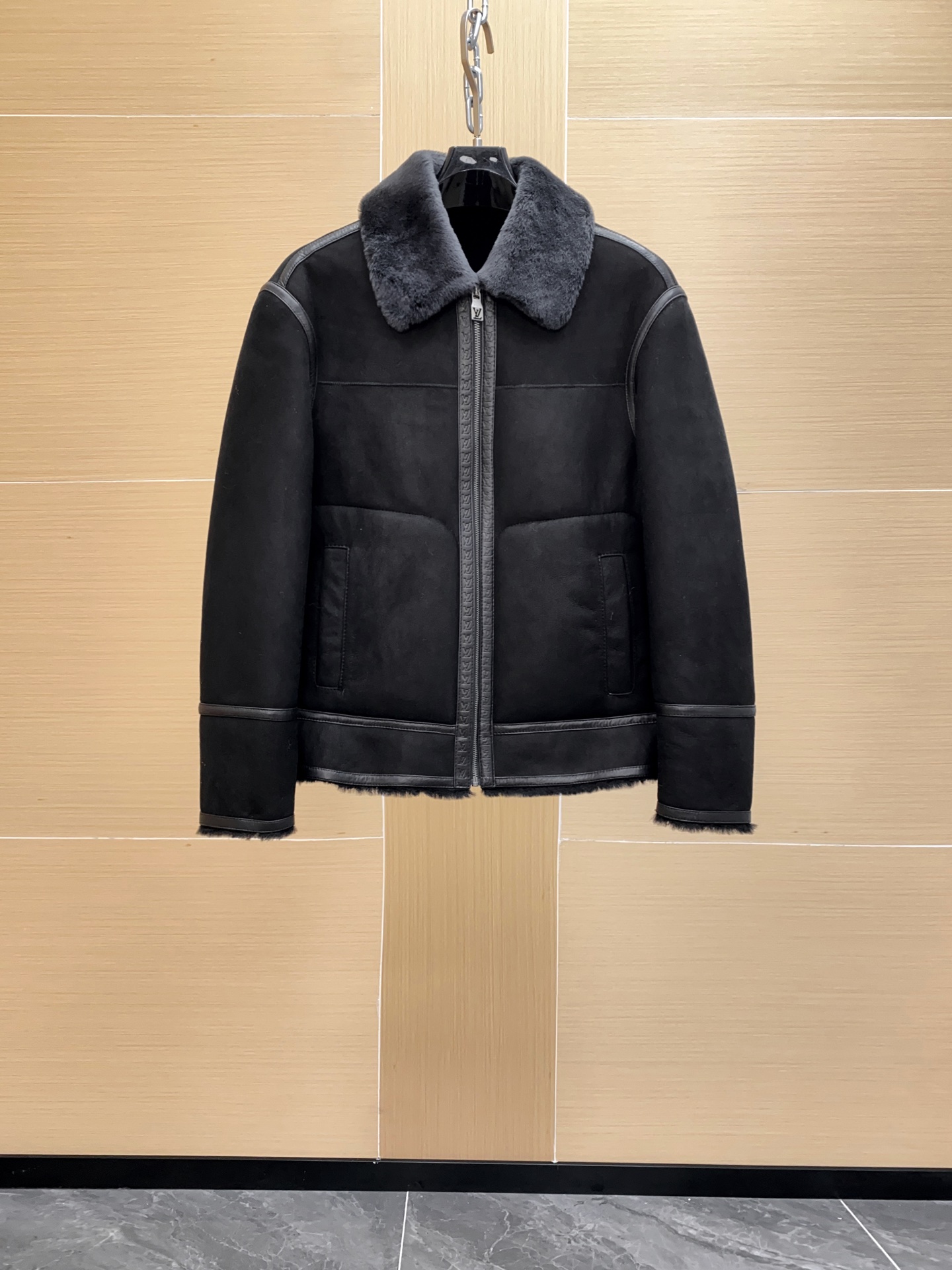 NO:697891,New for LV 2025, the strongest fur one-piece model. The fur one-piece only makes the highest quality to distinguish market products. Exclusive access control embossing process. Original molded custom hardware. The material is ultra-thick Turkish sheep fur. Customized hardware on the back waist. Sizes 48-56, Louis Vuitton, sheepskin, Top Customize119860909LV 2025上新 最强皮毛一体款 皮毛一体只做最高品质区别市场货 独家门禁压花工艺 原版开模定制五金 用料为超厚实的土耳其羊皮毛 后腰定制五金件 尺码48-56,,louis vuitton,sheepskin,Top Customize1,Men's clothing