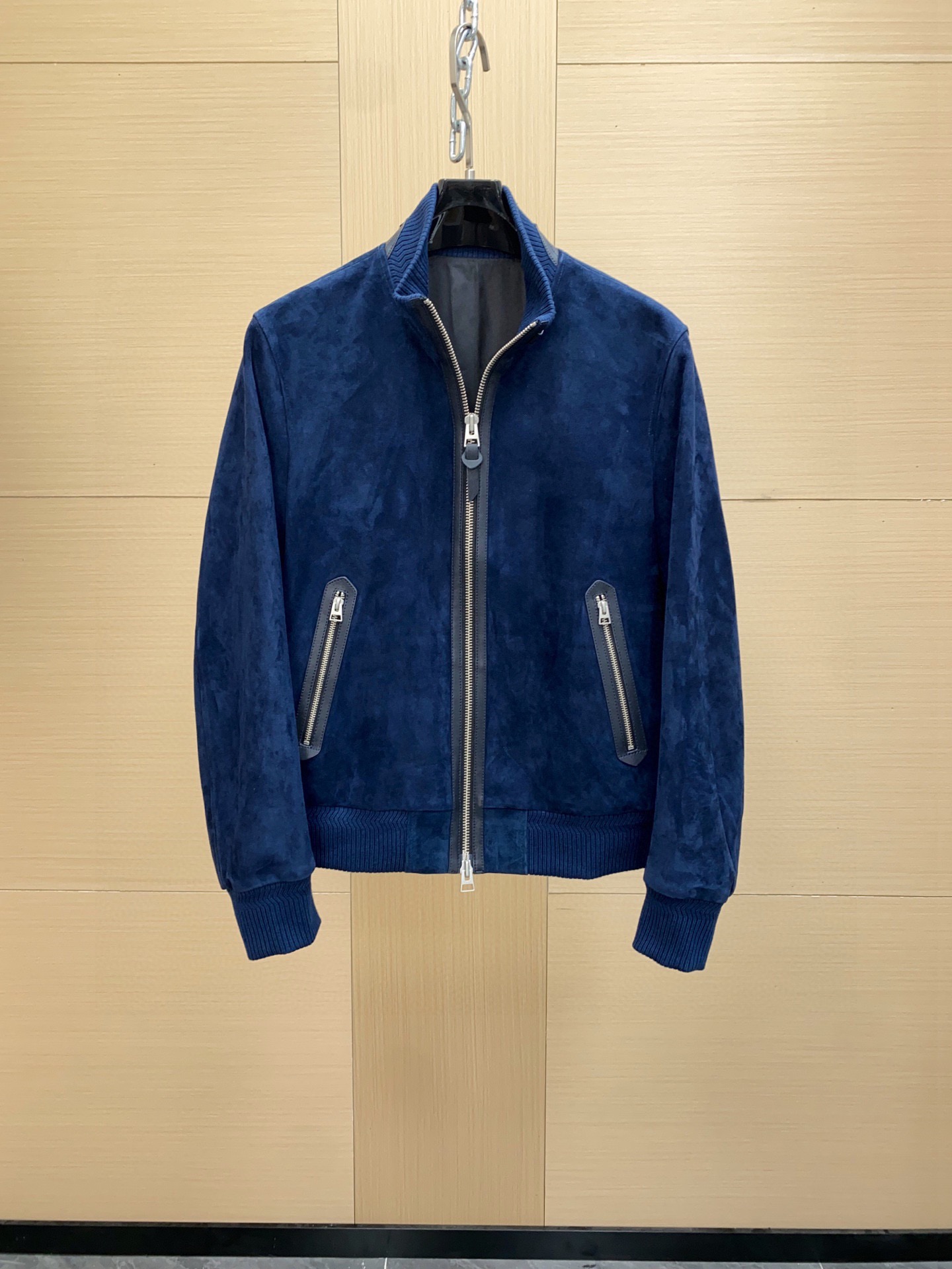 NO:688785,TOM FORD classic stand collar blue bomber jacket, this is the representative of retro pilot style!  This jacket uses Italian suede lambskin, which feels super soft and full of texture. It is the perfect combination of touch and texture. Sizes 48-56,,tom ford,jackets & coats,sheepskin,Top Customize119860909TOM FORD 经典立领蓝色飞行员夹克,这可是复古飞行员风格的代表啊！这款夹克使用 的意大利制绒面羔羊皮,手感超级柔软,而且纹理感满满,简直是触感与质感的完美结合 尺码48-56,,tom ford,jackets & coats,sheepskin,Top Customize1,Men's clothing