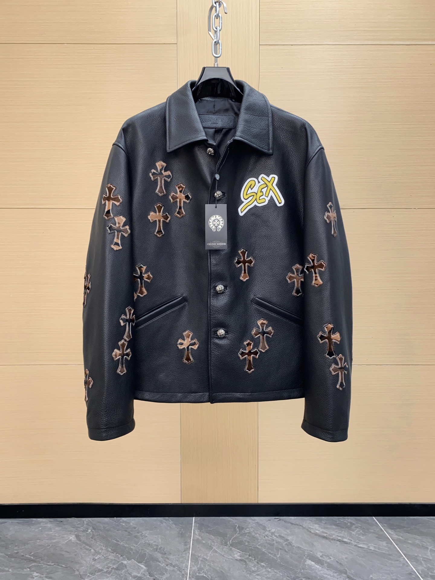 NO:688791,Chrome Hearts Chrome Hearts cross cowhide leather jacket, this cross leather jacket comes from the Sex Records series, original black cowhide with 925 silver hardware and full-body cow hair cross embroidery technology!  The visual impact is super strong, the West Coast street style is full of style, and the loose fit can be worn by both men and women!  Size 48-56,,chrome hearts,chrome hearts,leather jacket,cowhide,Top Customize119860909Chrome Hearts 克罗心十字牛皮皮衣,这款十字皮衣来自Sex Records系列,原版黑色牛皮搭配925银色五金件全身胎牛毛十字刺绣工艺！视觉冲击力超强,西海岸街头感十足,宽松版型,男女都能驾驭！尺码48-56,,chrome hearts,chrome hearts,leather jacket,cowhide,Top Customize1,Men's clothing