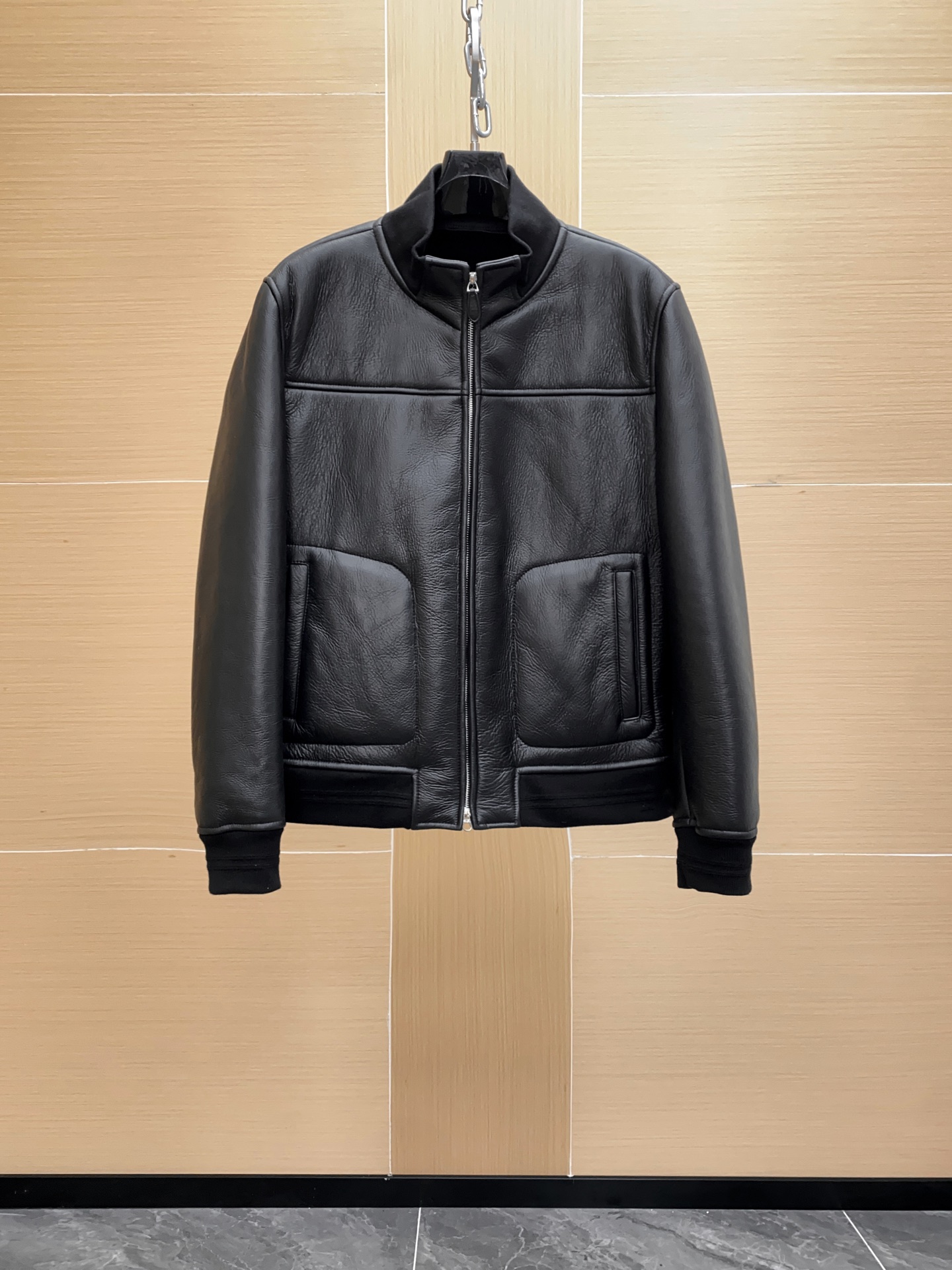 NO:697847,Loro Piana autumn and winter men's series, original top fashion style fur all-in-one jacket, imported goods from a trading company, OEM produced by overseas factories, heavyweight limited edition products, SVIP limited purchase models inside the cabinet, rare high-end products, palace-level tasting stunners!  A very luxurious and good-looking coat, it is in the shape of a flight jacket with a lapel, and the leather lines cleverly outline the whole body, highlighting the overall toughness and unruly feel. The very retro structure, and the contrast between the tones also enrich the visual aesthetic!  Merino wool imported from Australia, integrated structure of sheep fur, all environmentally friendly raw materials, the leather feels delicate, soft and luxurious, the materials inside are unparalleled luxury, it draws on Australia's best wool material, skin-friendly SS+, the warmth coefficient is unquestionable, it achieves double warmth, the cold protection index is extremely high, with unique attributes and functions, it can easily resist wind, rain, snow and bad weather!  The details are exquisite and impeccable. Every detail shows the exquisite craftsmanship. The fusion and superposition of various craft elements enhance the overall value and luxury. The upper body is full of yuppie style. It is the type of zero-colliding shirt on the market. It is a unique existence. You should encounter and cherish it!  Black beige 48-56,,loro piana,jackets & coats,jackets & coats,sheepskin,Top Customize119860909Loro Piana 秋冬男士系列 ,原单顶级时装款皮毛一体外套,贸易公司洋行货,海外工厂代工出品,重磅级限量臻品,柜内部SVIP限购款,稀有高定极品,殿堂级品鉴尤物！非常华贵且颜值度颇高的一款外套,翻领飞行夹克版型,皮质线条巧妙勾勒全身,凸显了整体的硬朗与不羁感,非常复古的构造,色调之间的对冲亦丰富了视觉审美！澳洲进口的美丽奴羊毛,绵羊皮毛一体构造,全线环保原料,皮感细腻柔软奢华,内里的用料无敌奢华,汲取了澳洲最上乘的羊毛材质,亲肤性SS+,保暖系数毋庸置疑,达到双重保暖,御寒指数极高,以独特的属性功能,可以轻松抵抗风雨雪恶劣天气！细节匠心考究,无可挑剔,每一处彰显了工艺的精湛,多种工艺元素的融合叠加,提升了整体的价值和奢华感,上身穿搭雅痞范儿十足,市面零撞衫的类型,属于独一无二的存在,且遇且珍惜！黑色米色 48-56,,loro piana,jackets & coats,jackets & coats,sheepskin,Top Customize1,Men's clothing